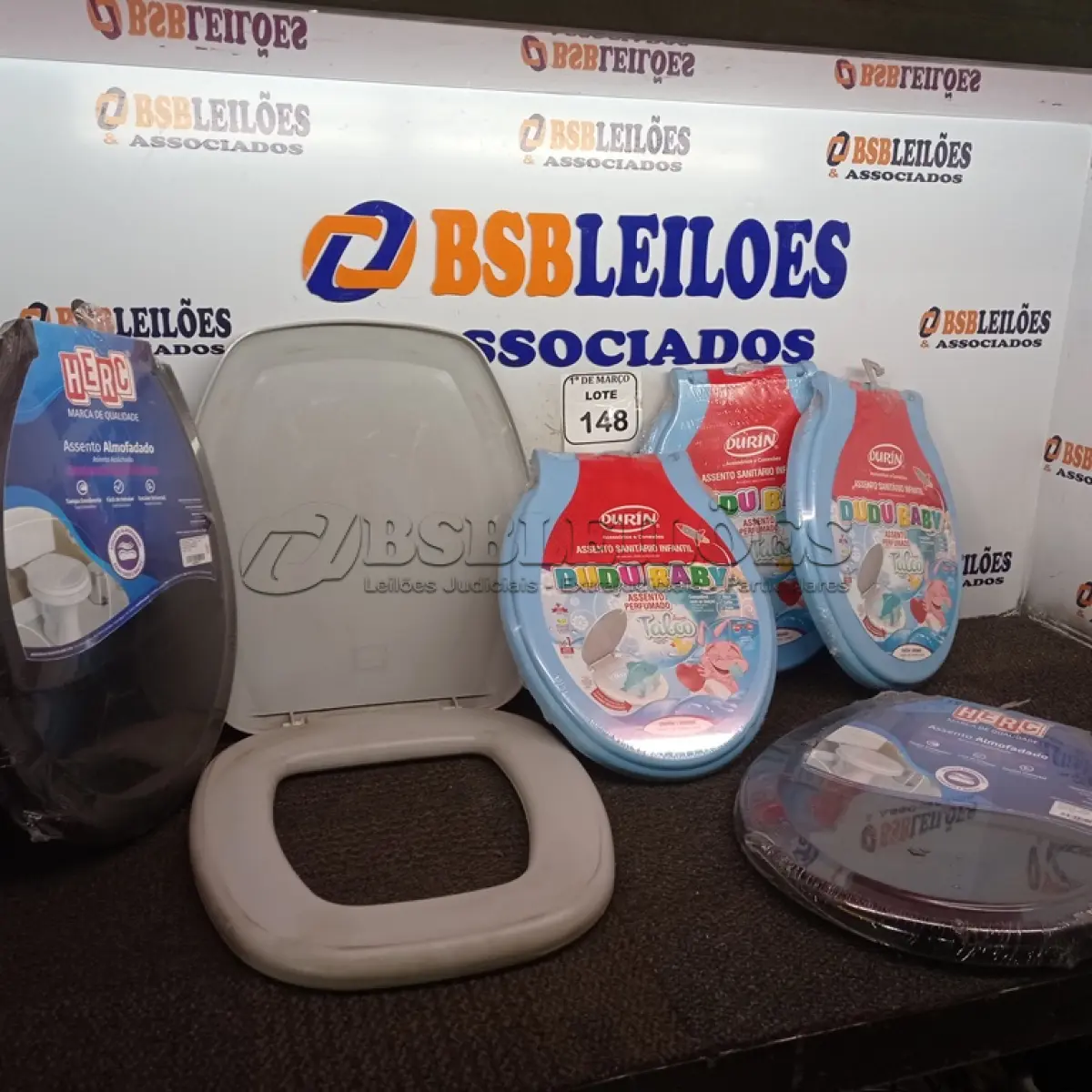 LOTE 148 - 03 ACENTOS SANITÁRIOS INFANTIL NA COR AZUL, 02 NA COR PRETA E 01 CINZA. (NOVO) (NO ESTADO) ATENÇÃO! FAZER A VISITAÇÃO ANTES DE ARREMATAR, NÃO SABEMOS SE FUNCIONA. LEILÃO NÃO TEM GARANTIA E NEM DEVOLUÇÃO, SUJEITO A POSSÍVEIS AVARIAS VISÍVEIS/OCULTAS E/OU AUSÊNCIA DE COMPONENTES.