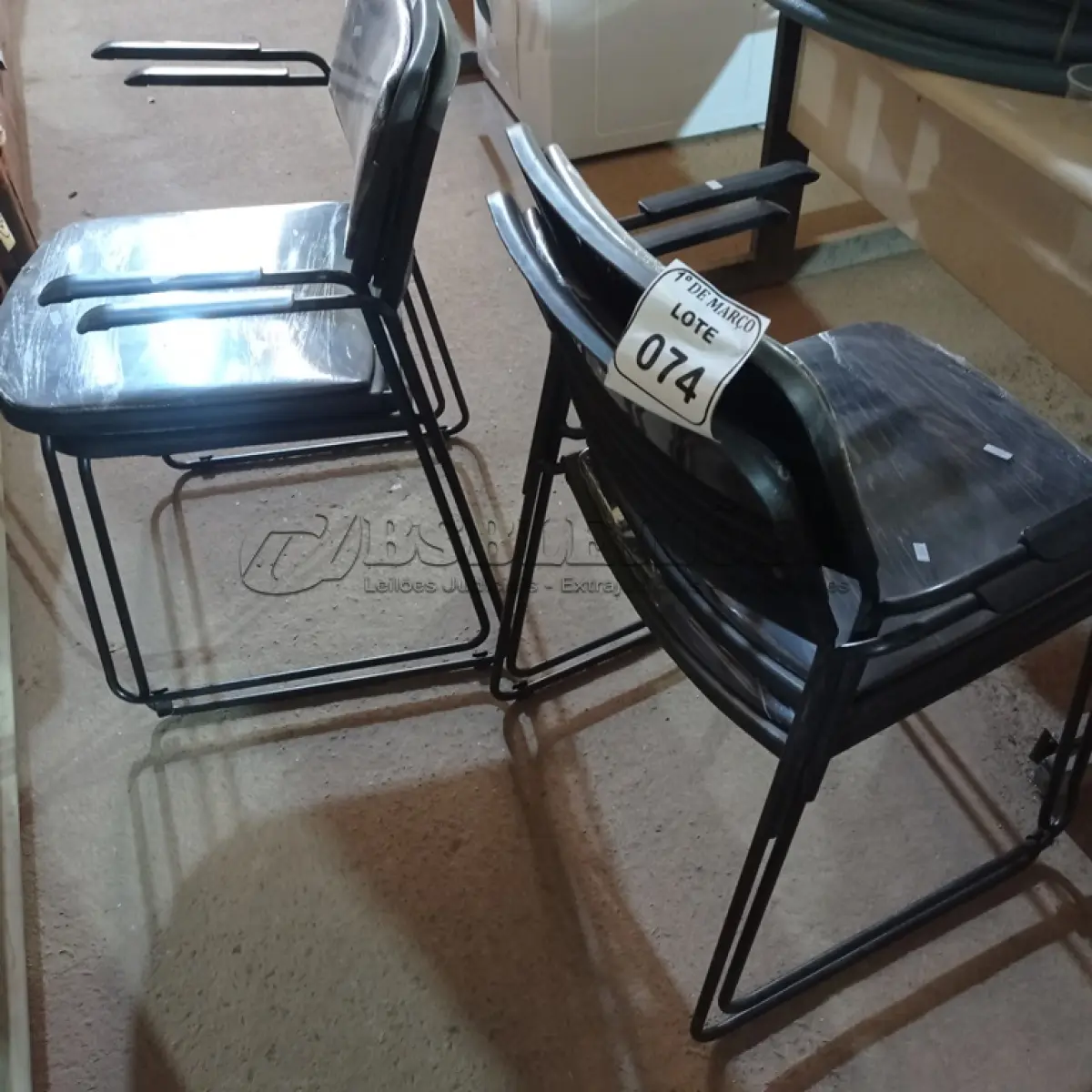 LOTE 074 - 04 CADEIRAS ESTOFADAS COM BASE DE FERRO. (NO ESTADO) ATENÇÃO! FAZER A VISITAÇÃO ANTES DE ARREMATAR, NÃO SABEMOS SE FUNCIONA. LEILÃO NÃO TEM GARANTIA E NEM DEVOLUÇÃO, SUJEITO A POSSÍVEIS AVARIAS VISÍVEIS/OCULTAS E/OU AUSÊNCIA DE COMPONENTES.