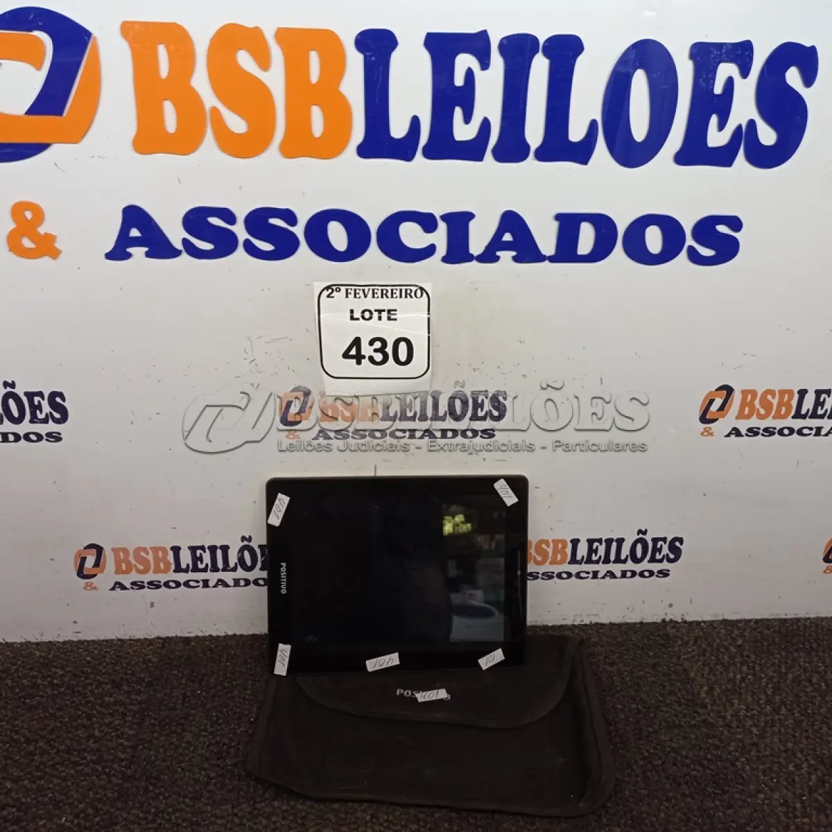 LOTE 430 - 01 TABLET POSITIVO. (NO ESTADO) ATENÇÃO! FAZER A VISITAÇÃO ANTES DE ARREMATAR, NÃO SABEMOS SE FUNCIONA. LEILÃO NÃO TEM GARANTIA E NEM DEVOLUÇÃO, SUJEITO A POSSÍVEIS AVARIAS VISÍVEIS/OCULTAS E/OU AUSÊNCIA DE COMPONENTES.
