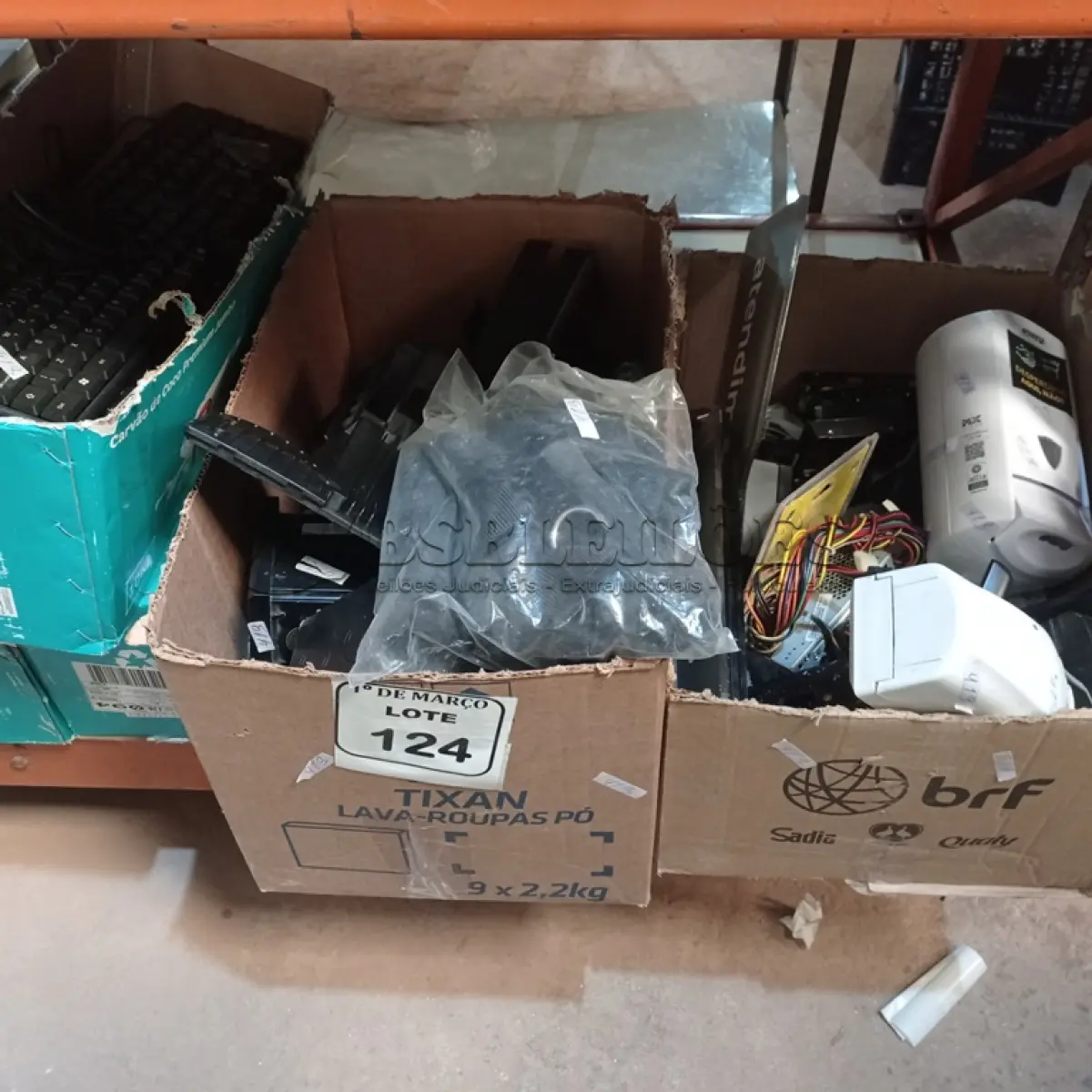 LOTE 124 - 01 LOTE COM TECLADOS E ELETRÔNICOS DIVERSOS. (NO ESTADO) ATENÇÃO! FAZER A VISITAÇÃO ANTES DE ARREMATAR, NÃO SABEMOS SE FUNCIONA. LEILÃO NÃO TEM GARANTIA E NEM DEVOLUÇÃO, SUJEITO A POSSÍVEIS AVARIAS VISÍVEIS/OCULTAS E/OU AUSÊNCIA DE COMPONENTES.