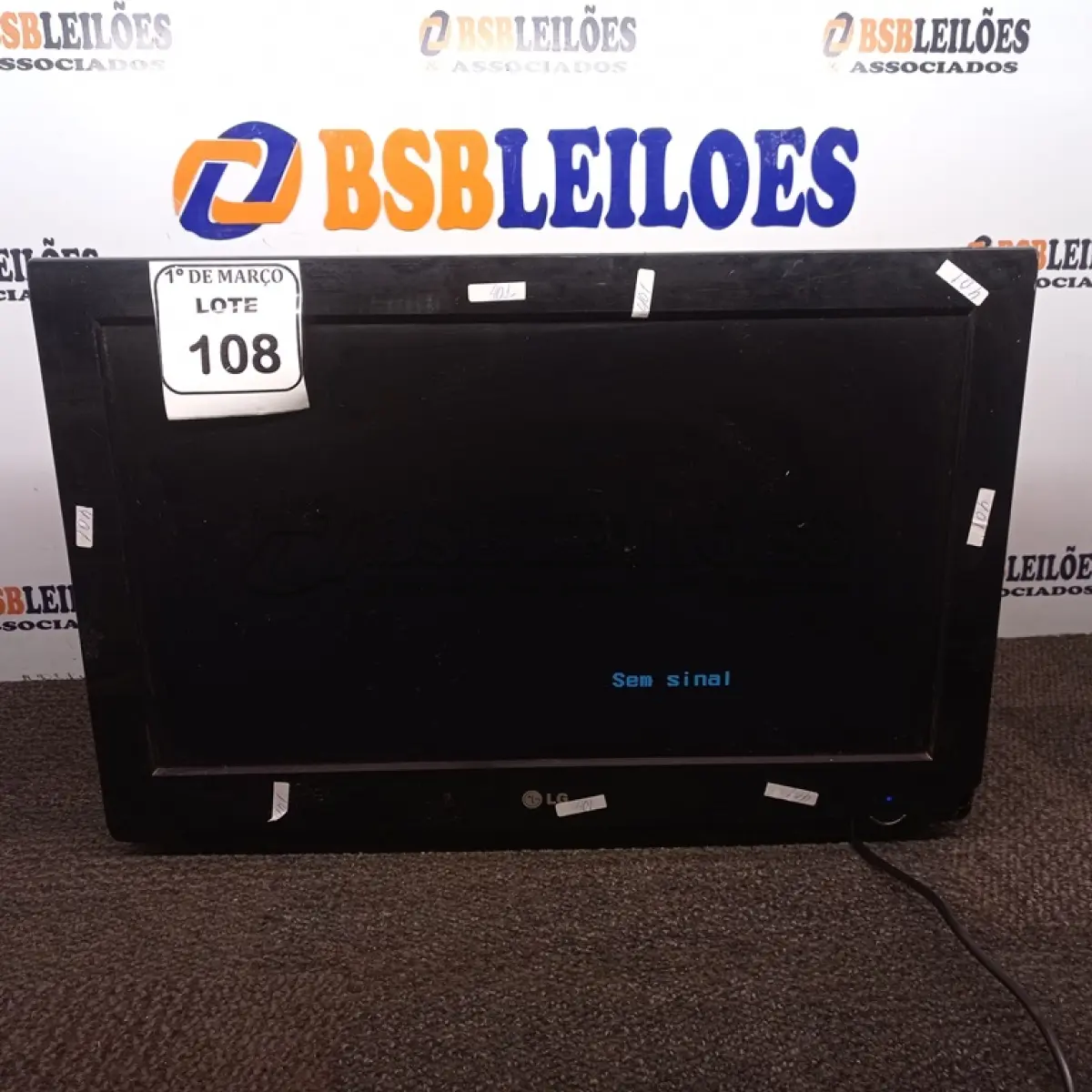 LOTE 108 - 01 TV 26” MARCA LG. (NO ESTADO) ATENÇÃO! FAZER A VISITAÇÃO ANTES DE ARREMATAR, NÃO SABEMOS SE FUNCIONA. LEILÃO NÃO TEM GARANTIA E NEM DEVOLUÇÃO, SUJEITO A POSSÍVEIS AVARIAS VISÍVEIS/OCULTAS E/OU AUSÊNCIA DE COMPONENTES.
