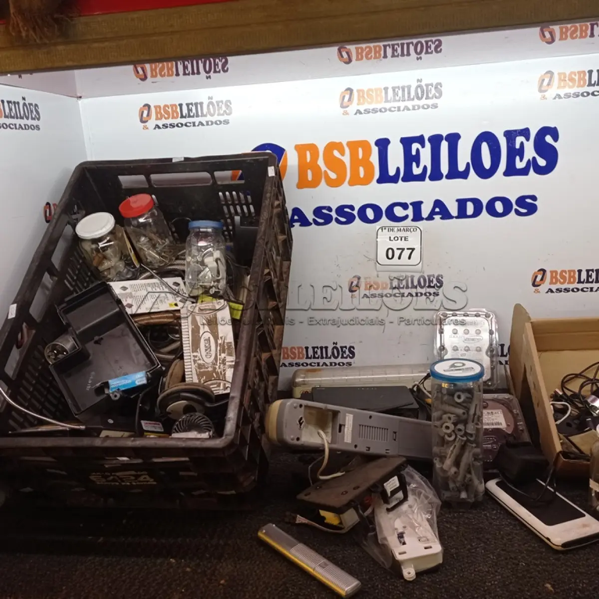 LOTE 077 - 01 LOTE COM VÁRIOS HD’S E MATERIAIS DIVERSOS. (NO ESTADO) ATENÇÃO! FAZER A VISITAÇÃO ANTES DE ARREMATAR, NÃO SABEMOS SE FUNCIONA. LEILÃO NÃO TEM GARANTIA E NEM DEVOLUÇÃO, SUJEITO A POSSÍVEIS AVARIAS VISÍVEIS/OCULTAS E/OU AUSÊNCIA DE COMPONENTES.