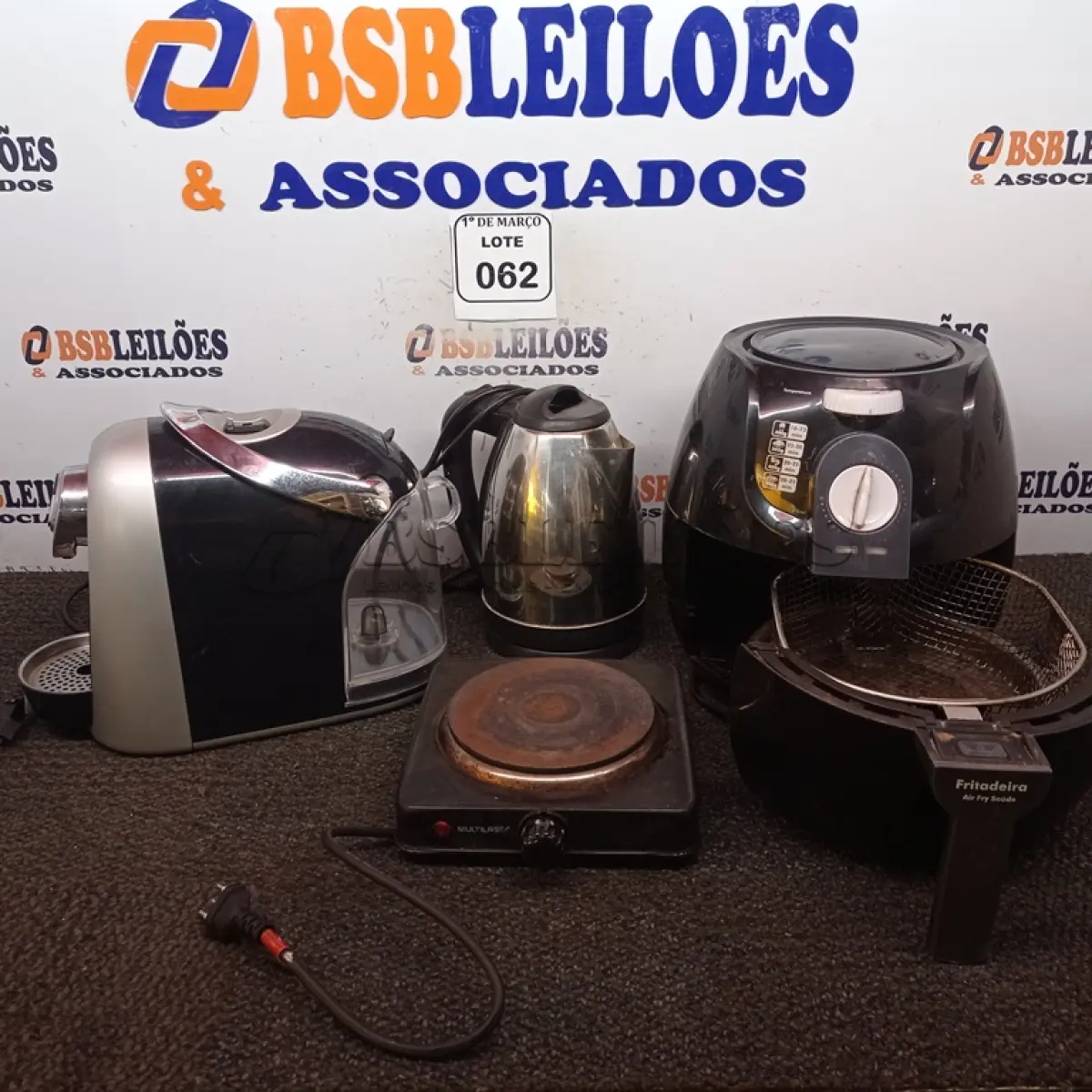 LOTE 062 - 01 CAFETEIRA 220V 03 CORAÇÕES, 01 FRITADEIRA AIR FRYER MARCA PHILCO, 01 CHALEIRA ELÉTRICA E 01 FOGÃO DE INDUÇÃO 01 BOCA MARCA MULTILAZER.  (NO ESTADO) ATENÇÃO! FAZER A VISITAÇÃO ANTES DE ARREMATAR, NÃO SABEMOS SE FUNCIONA. LEILÃO NÃO TEM GARANTIA E NEM DEVOLUÇÃO, SUJEITO A POSSÍVEIS AVARIAS VISÍVEIS/OCULTAS E/OU AUSÊNCIA DE COMPONENTES.
