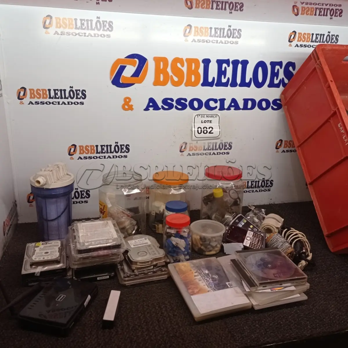 LOTE 082 - 01 LOTE COM VÁRIOS HD’S E MATERIAIS DIVERSOS. (NO ESTADO) ATENÇÃO! FAZER A VISITAÇÃO ANTES DE ARREMATAR, NÃO SABEMOS SE FUNCIONA. LEILÃO NÃO TEM GARANTIA E NEM DEVOLUÇÃO, SUJEITO A POSSÍVEIS AVARIAS VISÍVEIS/OCULTAS E/OU AUSÊNCIA DE COMPONENTES.