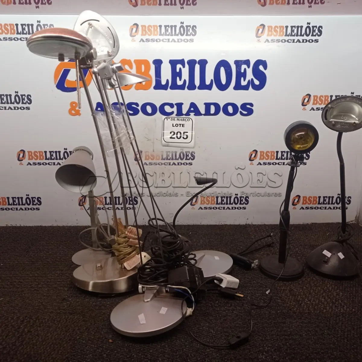 LOTE 205 - 01 LOTE COM LUMINÁRIAS DE MESA DIVERSAS. (NO ESTADO) ATENÇÃO! FAZER A VISITAÇÃO ANTES DE ARREMATAR, NÃO SABEMOS SE FUNCIONA. LEILÃO NÃO TEM GARANTIA E NEM DEVOLUÇÃO, SUJEITO A POSSÍVEIS AVARIAS VISÍVEIS/OCULTAS E/OU AUSÊNCIA DE COMPONENTES.