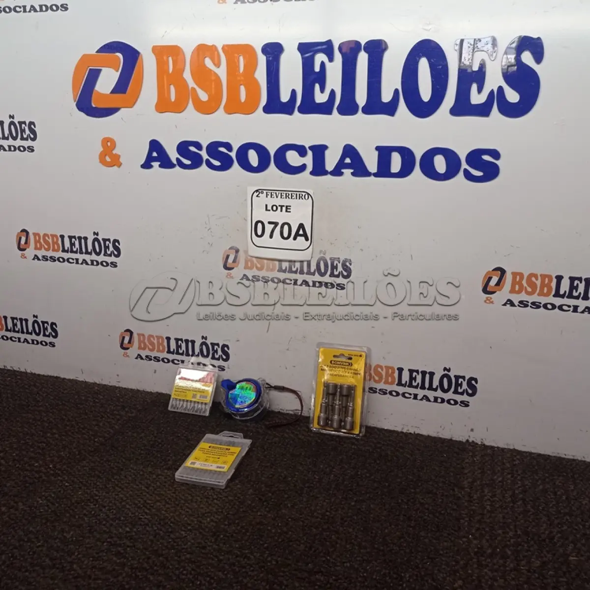 LOTE 070 - 01 JOGO DE BITS, KIT 5 SOQUETE E 01 TRENA. (NOVO) (NO ESTADO) ATENÇÃO! FAZER A VISITAÇÃO ANTES DE ARREMATAR, NÃO SABEMOS SE FUNCIONA. LEILÃO NÃO TEM GARANTIA E NEM DEVOLUÇÃO, SUJEITO A POSSÍVEIS AVARIAS VISÍVEIS/OCULTAS E/OU AUSÊNCIA DE COMPONENTES.