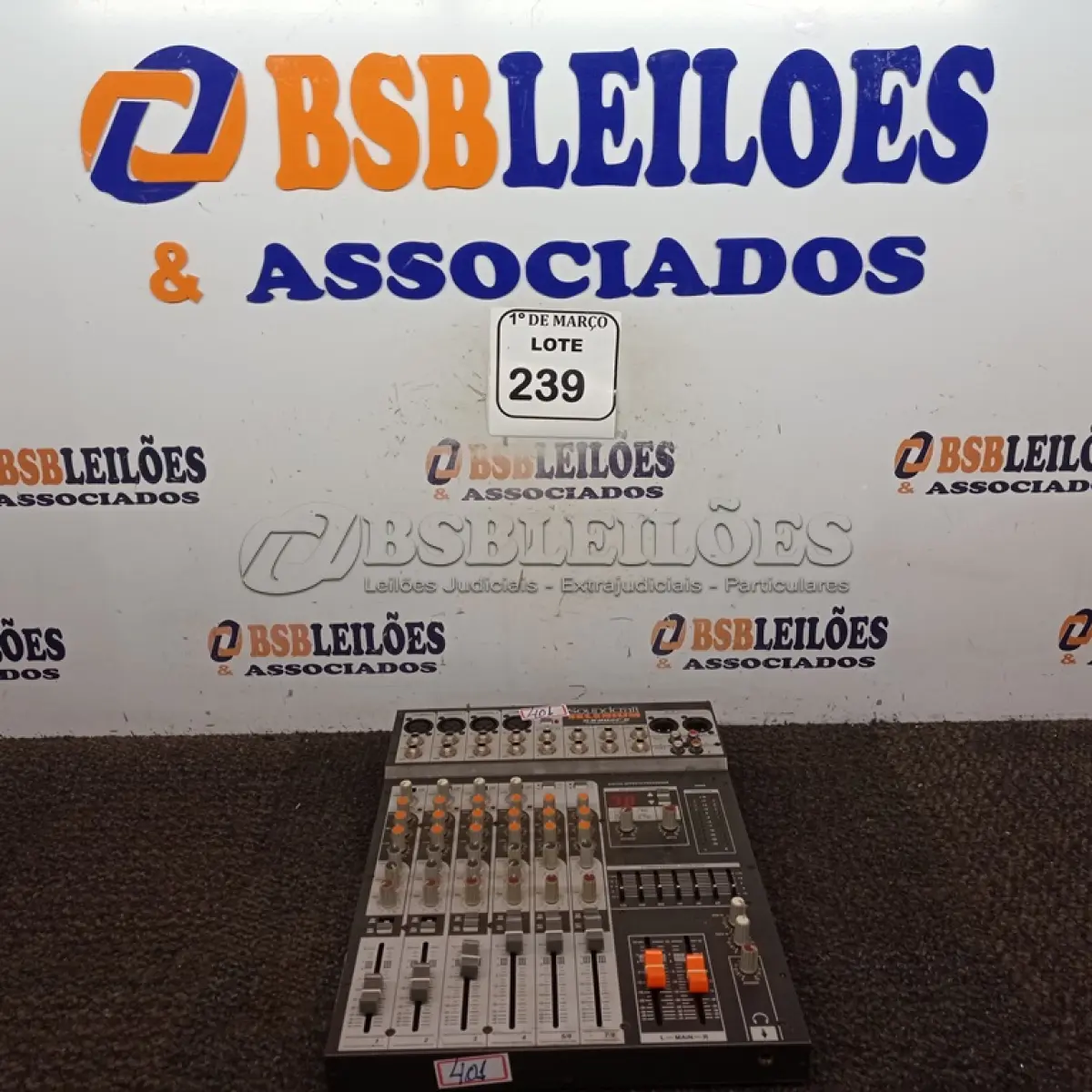 LOTE 239 - 01 MESA DE SOM 4 CANAIS SOUND CRAFT SELENIUM SX802FX. (NO ESTADO) ATENÇÃO! FAZER A VISITAÇÃO ANTES DE ARREMATAR, NÃO SABEMOS SE FUNCIONA. LEILÃO NÃO TEM GARANTIA E NEM DEVOLUÇÃO, SUJEITO A POSSÍVEIS AVARIAS VISÍVEIS/OCULTAS E/OU AUSÊNCIA DE COMPONENTES.