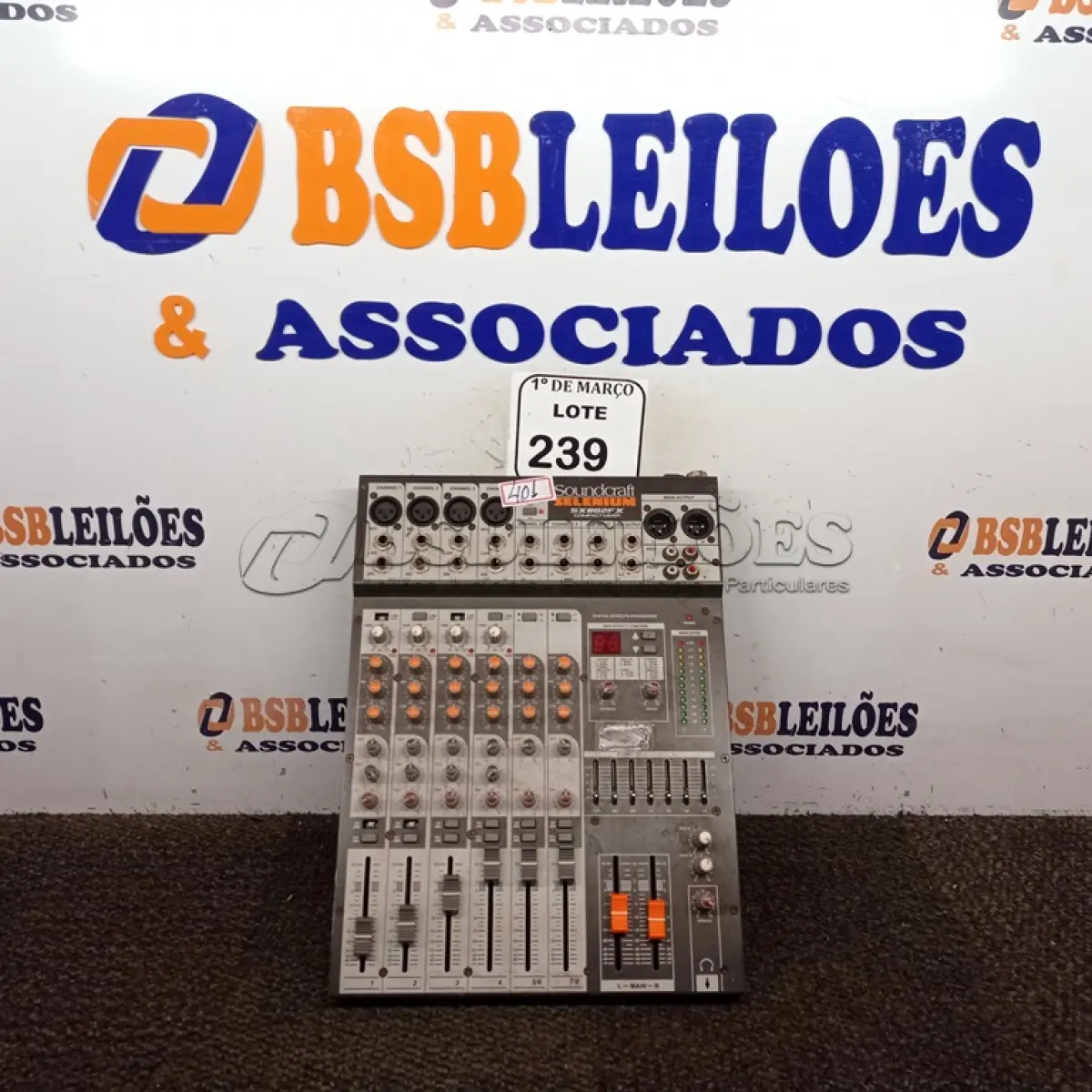 LOTE 239 - 01 MESA DE SOM 4 CANAIS SOUND CRAFT SELENIUM SX802FX. (NO ESTADO) ATENÇÃO! FAZER A VISITAÇÃO ANTES DE ARREMATAR, NÃO SABEMOS SE FUNCIONA. LEILÃO NÃO TEM GARANTIA E NEM DEVOLUÇÃO, SUJEITO A POSSÍVEIS AVARIAS VISÍVEIS/OCULTAS E/OU AUSÊNCIA DE COMPONENTES.