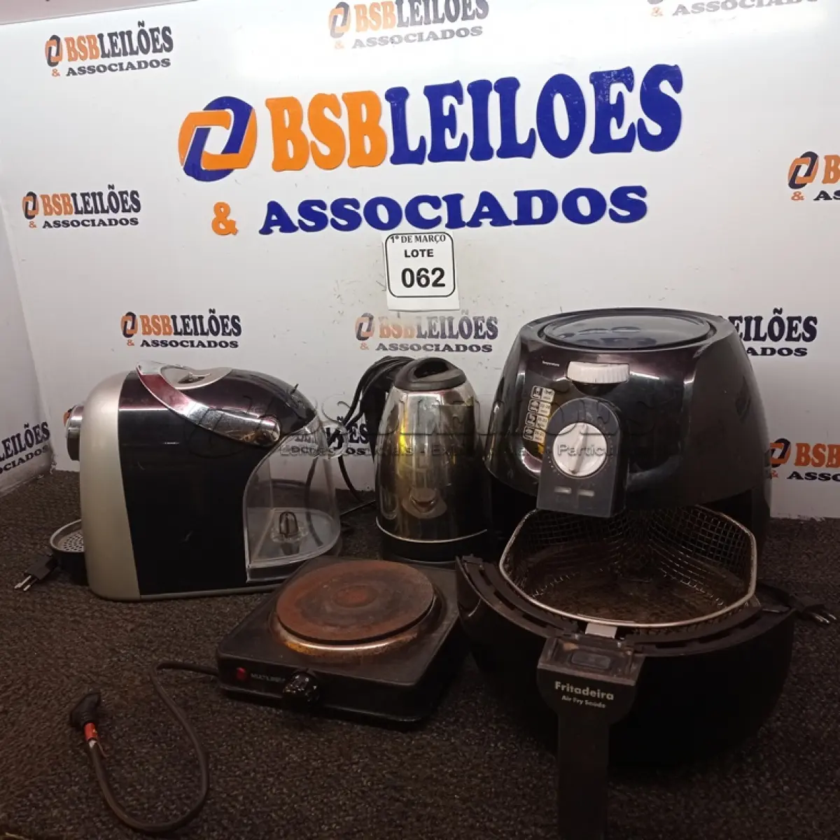 LOTE 062 - 01 CAFETEIRA 220V 03 CORAÇÕES, 01 FRITADEIRA AIR FRYER MARCA PHILCO, 01 CHALEIRA ELÉTRICA E 01 FOGÃO DE INDUÇÃO 01 BOCA MARCA MULTILAZER.  (NO ESTADO) ATENÇÃO! FAZER A VISITAÇÃO ANTES DE ARREMATAR, NÃO SABEMOS SE FUNCIONA. LEILÃO NÃO TEM GARANTIA E NEM DEVOLUÇÃO, SUJEITO A POSSÍVEIS AVARIAS VISÍVEIS/OCULTAS E/OU AUSÊNCIA DE COMPONENTES.