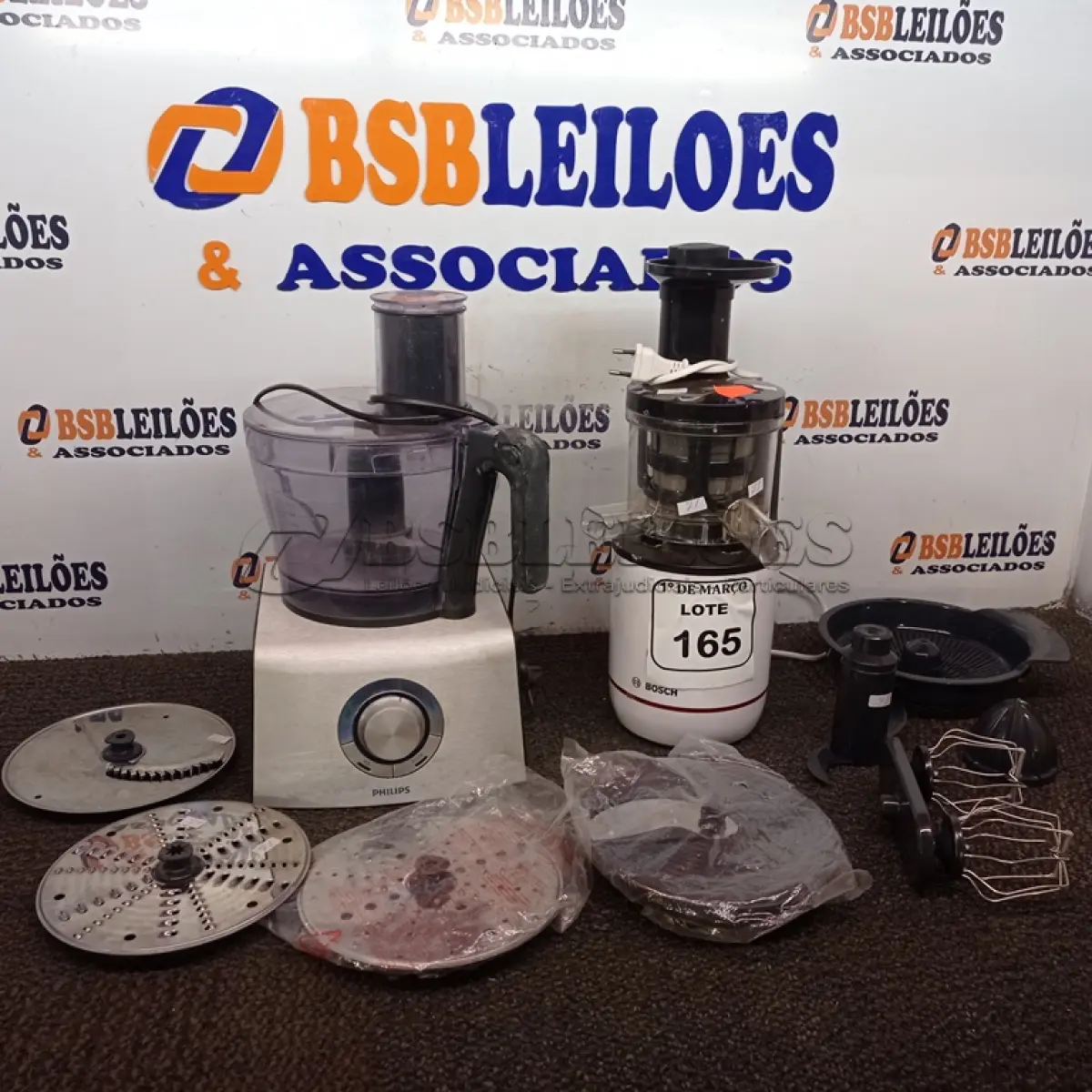 LOTE 165 - 02 MULTI PROCESSADORES DE ALIMENTOS COM ACESSÓRIOS MARCA PHILIPS E BOSCH. (NO ESTADO) ATENÇÃO! FAZER A VISITAÇÃO ANTES DE ARREMATAR, NÃO SABEMOS SE FUNCIONA. LEILÃO NÃO TEM GARANTIA E NEM DEVOLUÇÃO, SUJEITO A POSSÍVEIS AVARIAS VISÍVEIS/OCULTAS E/OU AUSÊNCIA DE COMPONENTES.