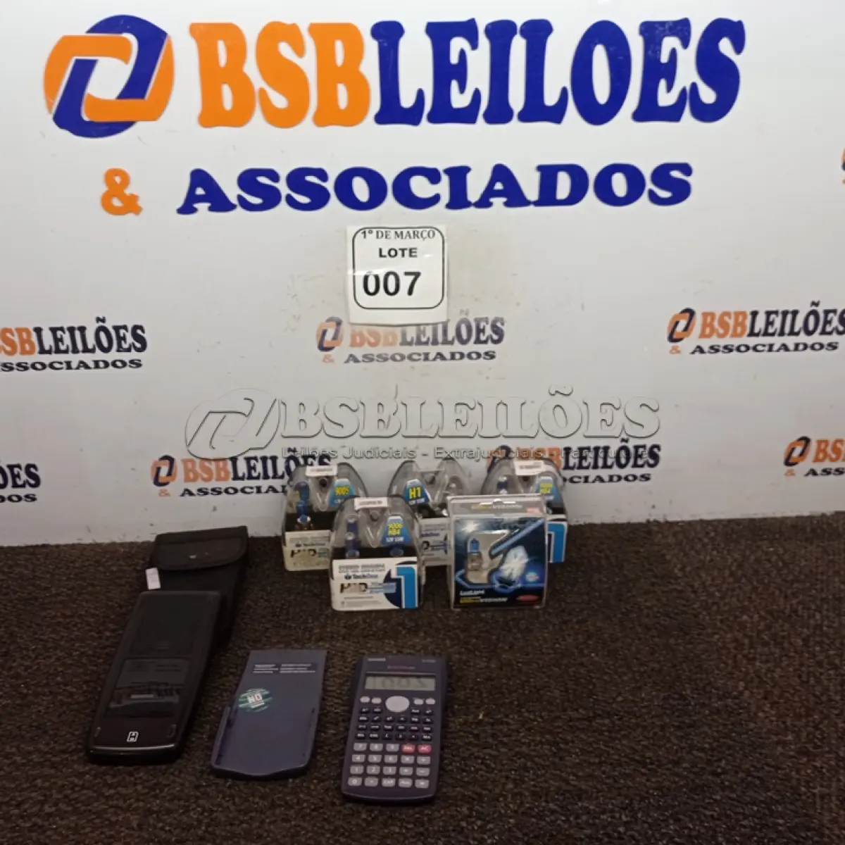 LOTE 007 - 01 LOTE COM LÂMPADAS AUTOMOTIVAS, SENDO 01 PAR H3 ULTRAVISION MARCA LUX LIGHT, 02 PARES HB4 XÊNON MARCA TECHONE, 01 PAR H1 XÊNON, 01 LÂMPADA 9005 E 02 CALCULADORAS, SENDO 01 MARCA HP COM CASE E 01 MARCA CASIO SEM CASE. (NO ESTADO) ATENÇÃO! FAZER A VISITAÇÃO ANTES DE ARREMATAR, NÃO SABEMOS SE FUNCIONA. LEILÃO NÃO TEM GARANTIA E NEM DEVOLUÇÃO, SUJEITO A POSSÍVEIS AVARIAS VISÍVEIS/OCULTAS E/OU AUSÊNCIA DE COMPONENTES.