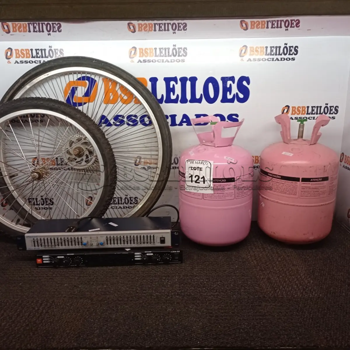 LOTE 121 - 02 RODAS DE BICICLETAS, 02 BOTIJÕES DE GÁS, 01 AMPLIFICADOR JBL CSM-32 E 01 REGULADOR DE ÁUDIO OGE1520 MARCA ONEAL. (NO ESTADO) ATENÇÃO! FAZER A VISITAÇÃO ANTES DE ARREMATAR, NÃO SABEMOS SE FUNCIONA. LEILÃO NÃO TEM GARANTIA E NEM DEVOLUÇÃO, SUJEITO A POSSÍVEIS AVARIAS VISÍVEIS/OCULTAS E/OU AUSÊNCIA DE COMPONENTES.
