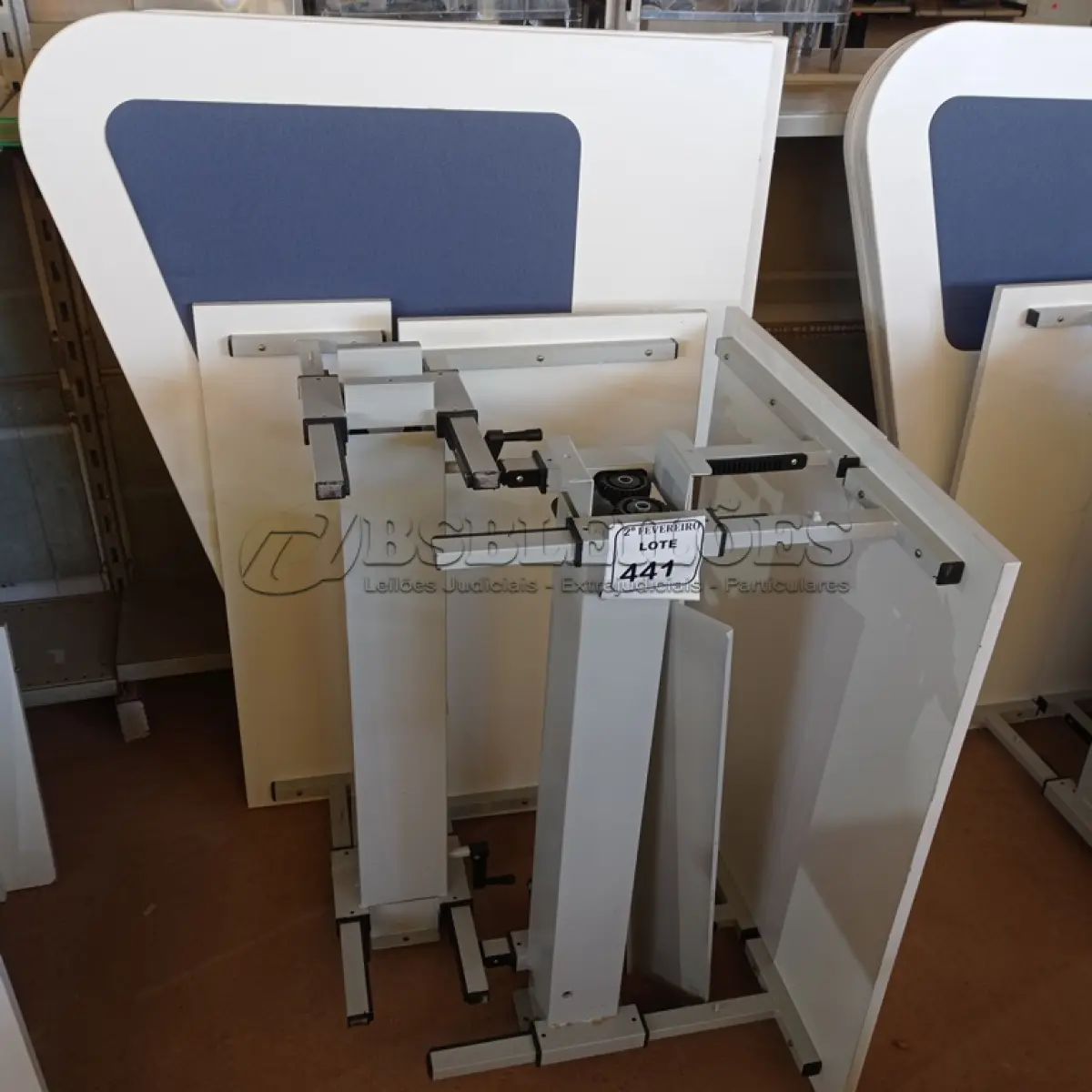 LOTE 441 - 02 MESAS COM REGULAGEM DE ALTURA MANUAL E 3 LATERAIS EM MADEIRA PRA BAIA. (NO ESTADO) ATENÇÃO! FAZER A VISITAÇÃO ANTES DE ARREMATAR, NÃO SABEMOS SE FUNCIONA. LEILÃO NÃO TEM GARANTIA E NEM DEVOLUÇÃO, SUJEITO A POSSÍVEIS AVARIAS VISÍVEIS/OCULTAS E/OU AUSÊNCIA DE COMPONENTES.