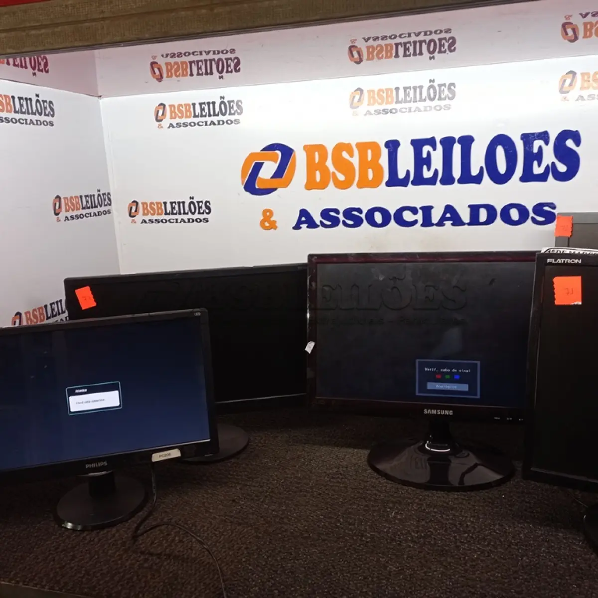LOTE 169 - 05 MONITORES LCD MARCAS E MODELOS DIVERSOS. (NO ESTADO) ATENÇÃO! FAZER A VISITAÇÃO ANTES DE ARREMATAR, NÃO SABEMOS SE FUNCIONA. LEILÃO NÃO TEM GARANTIA E NEM DEVOLUÇÃO, SUJEITO A POSSÍVEIS AVARIAS VISÍVEIS/OCULTAS E/OU AUSÊNCIA DE COMPONENTES.