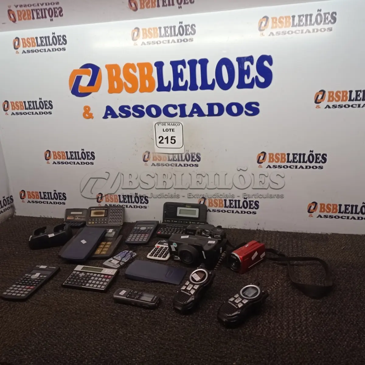 LOTE 215 - 01 CAIXA COM RÁDIOS COMUNICADORES, CÂMERAS FOTOGRÁFICAS, E CALCULADORAS. (NO ESTADO) ATENÇÃO! FAZER A VISITAÇÃO ANTES DE ARREMATAR, NÃO SABEMOS SE FUNCIONA. LEILÃO NÃO TEM GARANTIA E NEM DEVOLUÇÃO, SUJEITO A POSSÍVEIS AVARIAS VISÍVEIS/OCULTAS E/OU AUSÊNCIA DE COMPONENTES.
