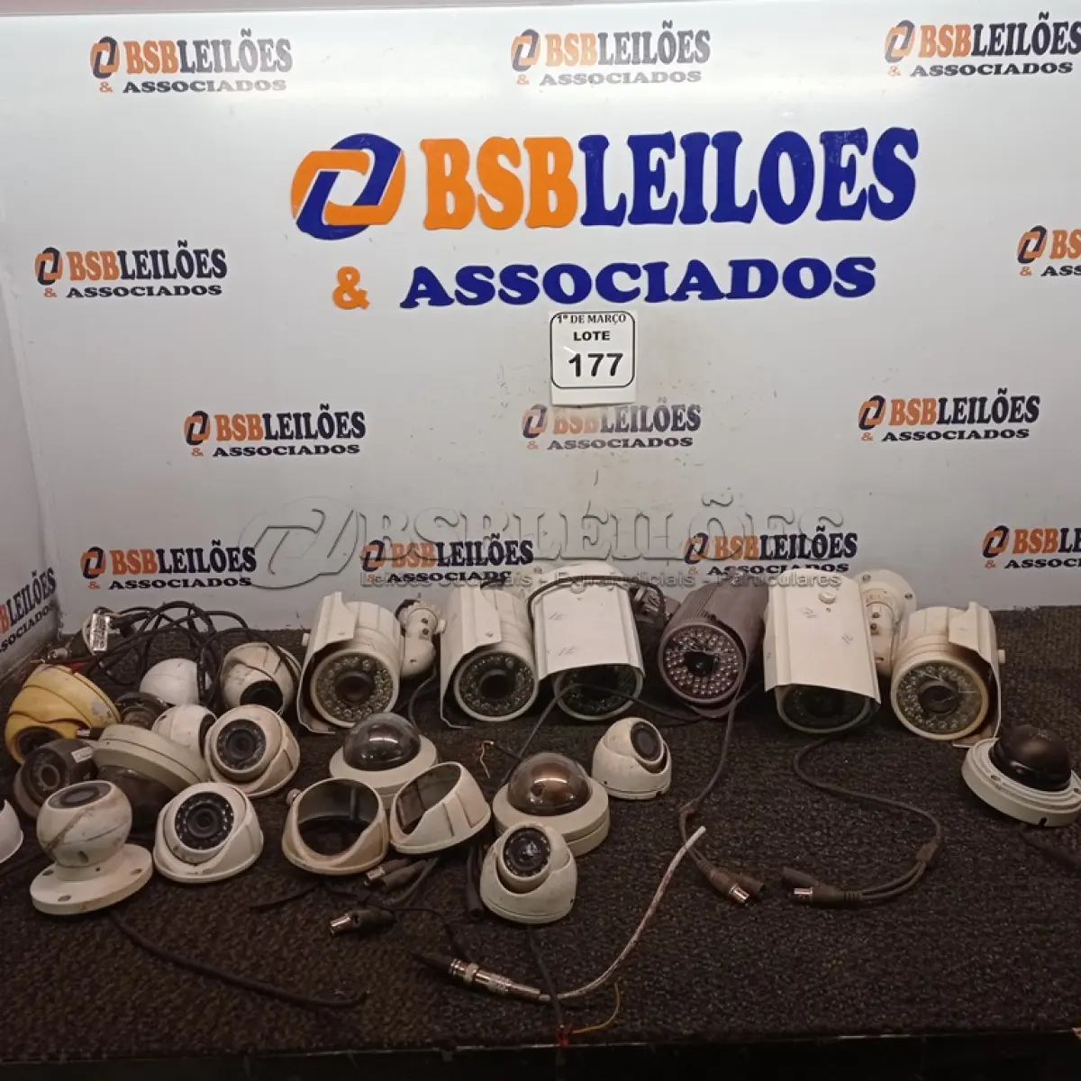 LOTE 177 - 01 LOTE COM VÁRIAS CÂMERAS DE SEGURANÇA MARCAS E MODELOS DIVERSOS. (NO ESTADO) ATENÇÃO! FAZER A VISITAÇÃO ANTES DE ARREMATAR, NÃO SABEMOS SE FUNCIONA. LEILÃO NÃO TEM GARANTIA E NEM DEVOLUÇÃO, SUJEITO A POSSÍVEIS AVARIAS VISÍVEIS/OCULTAS E/OU AUSÊNCIA DE COMPONENTES.