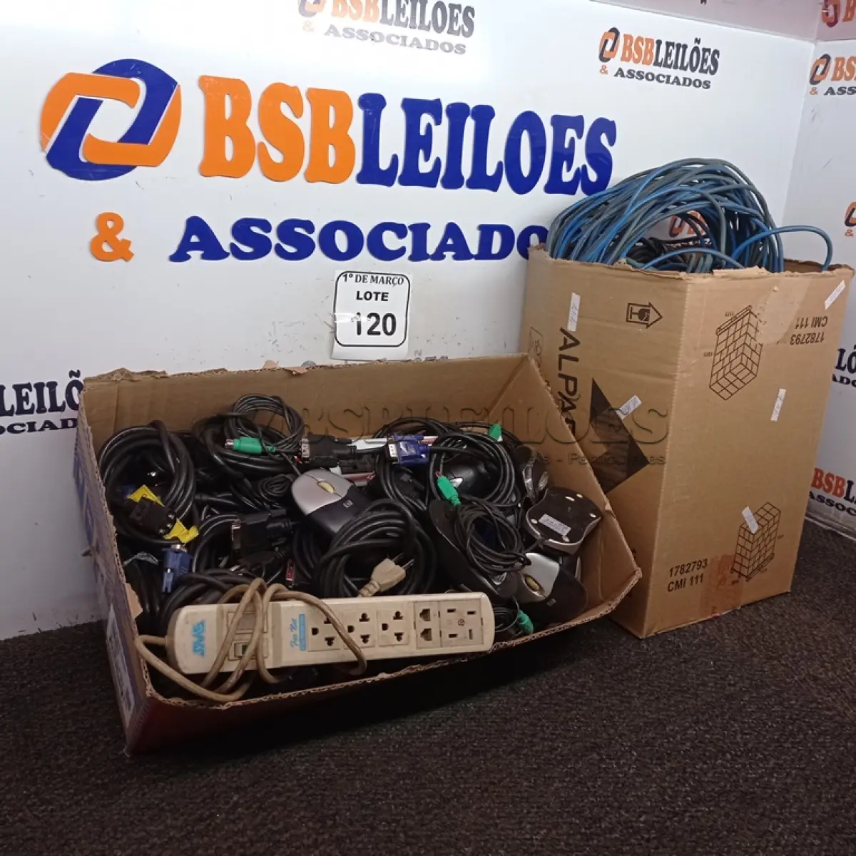 LOTE 120 - 01 LOTE COM VÁRIOS CABOS DE REDES, VGA, ENERGIA E MOUSES.  (NO ESTADO) ATENÇÃO! FAZER A VISITAÇÃO ANTES DE ARREMATAR, NÃO SABEMOS SE FUNCIONA. LEILÃO NÃO TEM GARANTIA E NEM DEVOLUÇÃO, SUJEITO A POSSÍVEIS AVARIAS VISÍVEIS/OCULTAS E/OU AUSÊNCIA DE COMPONENTES.