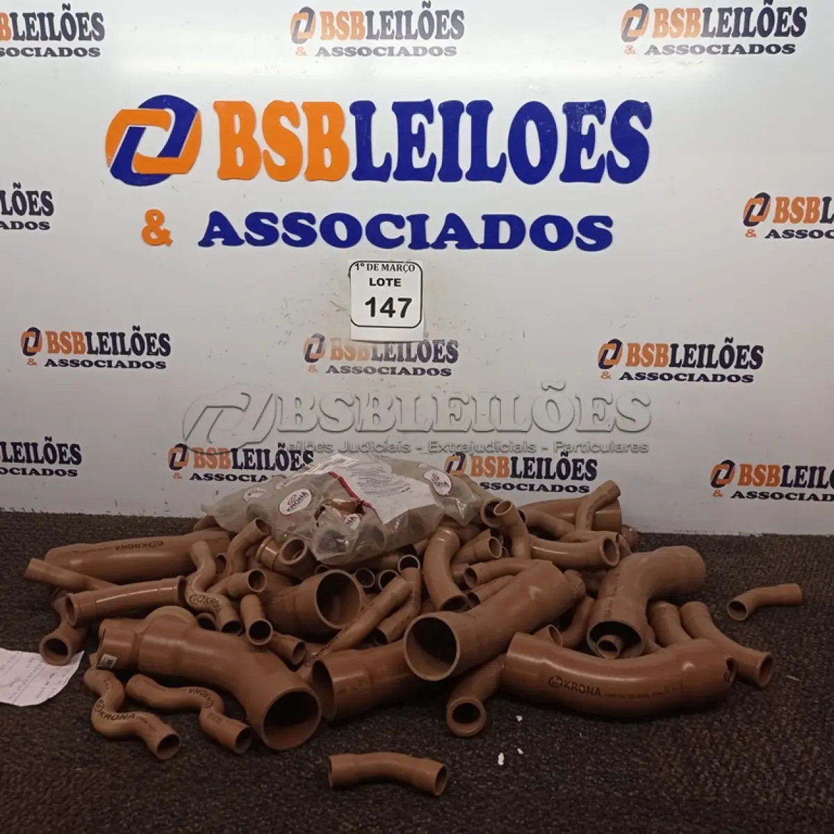 LOTE 147 - 01 CAIXA COM 10 UNIDADES DE CURVA-SOLD-45 50MM, 10 UNIDADES DE 45- 32MM, 19 UNIDADES DE 45-25MM, 56 UNIDADES DE 45- 20MM E 20 UNIDADES DE CURVA DE 20MM MARCA KRONA. (NOVO) (NO ESTADO) ATENÇÃO! FAZER A VISITAÇÃO ANTES DE ARREMATAR, NÃO SABEMOS SE FUNCIONA. LEILÃO NÃO TEM GARANTIA E NEM DEVOLUÇÃO, SUJEITO A POSSÍVEIS AVARIAS VISÍVEIS/OCULTAS E/OU AUSÊNCIA DE COMPONENTES.
