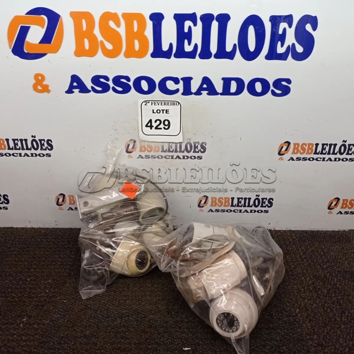 LOTE 429 - 01 LOTE C/VÁRIAS CÂMERAS DE SEGURANÇA MARCAS E MODELOS DIVERSOS. (NO ESTADO) ATENÇÃO! FAZER A VISITAÇÃO ANTES DE ARREMATAR, NÃO SABEMOS SE FUNCIONA. LEILÃO NÃO TEM GARANTIA E NEM DEVOLUÇÃO, SUJEITO A POSSÍVEIS AVARIAS VISÍVEIS/OCULTAS E/OU AUSÊNCIA DE COMPONENTES.