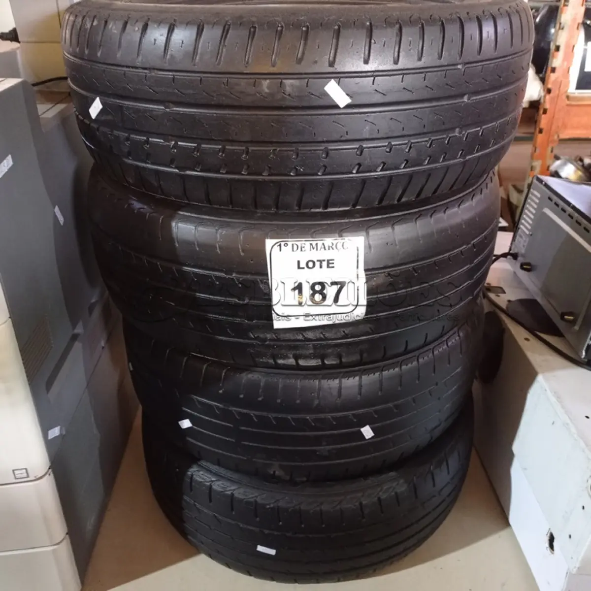 LOTE 187 - 04 PNEUS MEIA VIDA 195/55 ARO 15. (NO ESTADO) ATENÇÃO! FAZER A VISITAÇÃO ANTES DE ARREMATAR, NÃO SABEMOS SE FUNCIONA. LEILÃO NÃO TEM GARANTIA E NEM DEVOLUÇÃO, SUJEITO A POSSÍVEIS AVARIAS VISÍVEIS/OCULTAS E/OU AUSÊNCIA DE COMPONENTES.