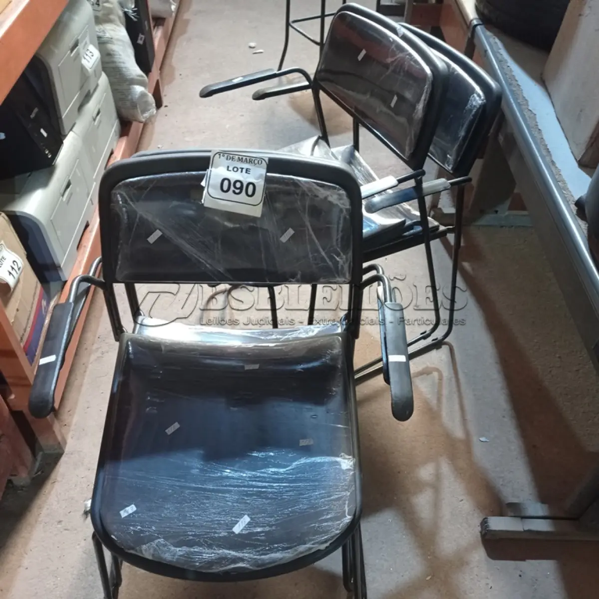 LOTE 090 - 04 CADEIRAS ESTOFADAS COM BASE DE FERRO. (NO ESTADO) ATENÇÃO! FAZER A VISITAÇÃO ANTES DE ARREMATAR, NÃO SABEMOS SE FUNCIONA. LEILÃO NÃO TEM GARANTIA E NEM DEVOLUÇÃO, SUJEITO A POSSÍVEIS AVARIAS VISÍVEIS/OCULTAS E/OU AUSÊNCIA DE COMPONENTES.