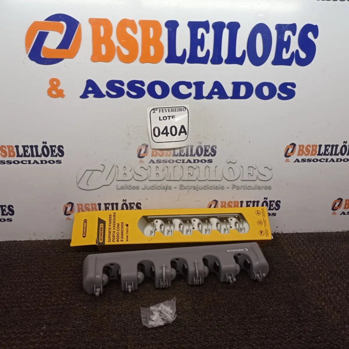 LOTE 040 - 01 SUPORTE DE PAREDE P/ VASSOURA C/ 05 GANCHOS. (NOVO) (NO ESTADO) ATENÇÃO! FAZER A VISITAÇÃO ANTES DE ARREMATAR, NÃO SABEMOS SE FUNCIONA. LEILÃO NÃO TEM GARANTIA E NEM DEVOLUÇÃO, SUJEITO A POSSÍVEIS AVARIAS VISÍVEIS/OCULTAS E/OU AUSÊNCIA DE COMPONENTES.