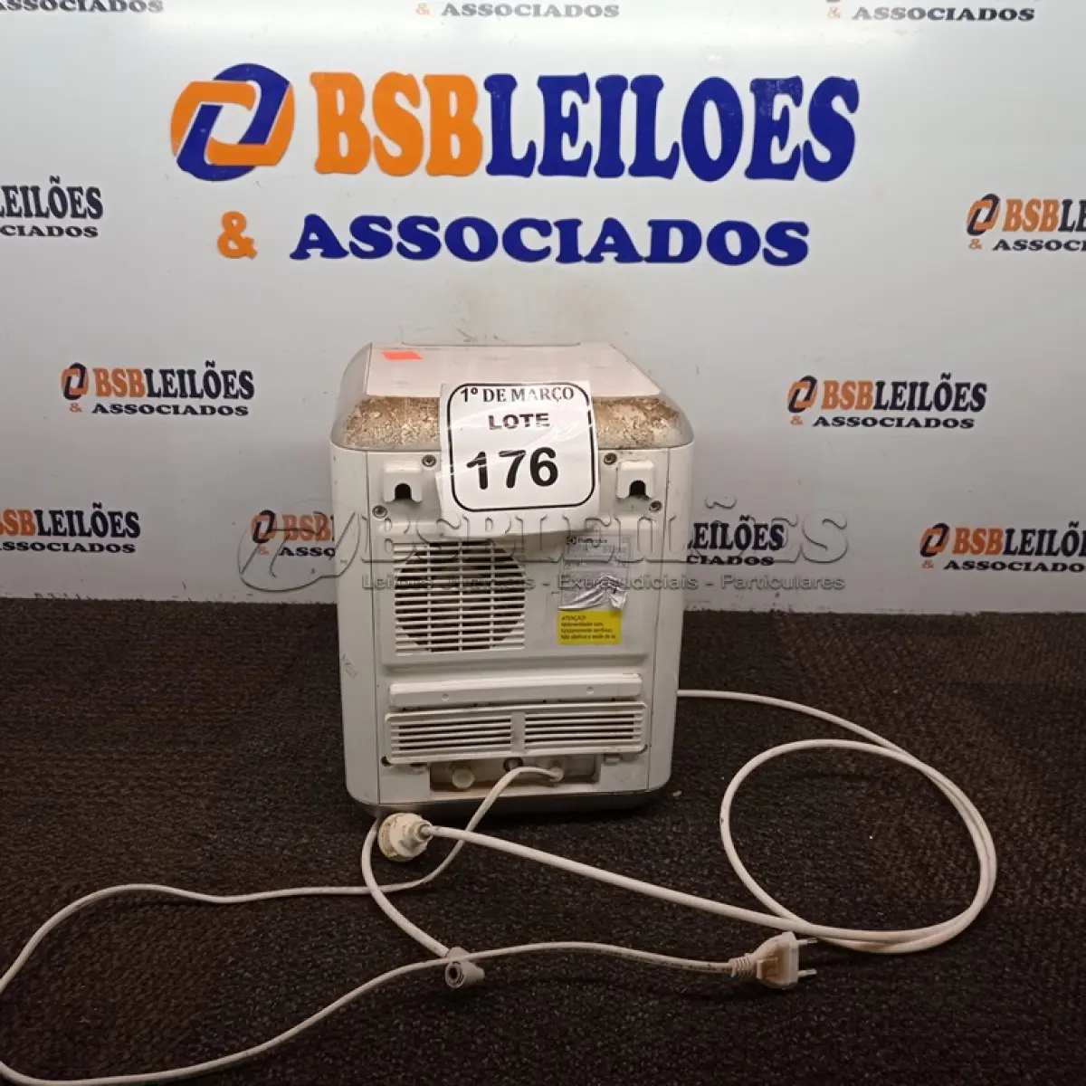 LOTE 176 - 01 PURIFICADOR DE ÁGUA MARCA ELECTROLUX. (NO ESTADO) ATENÇÃO! FAZER A VISITAÇÃO ANTES DE ARREMATAR, NÃO SABEMOS SE FUNCIONA. LEILÃO NÃO TEM GARANTIA E NEM DEVOLUÇÃO, SUJEITO A POSSÍVEIS AVARIAS VISÍVEIS/OCULTAS E/OU AUSÊNCIA DE COMPONENTES.