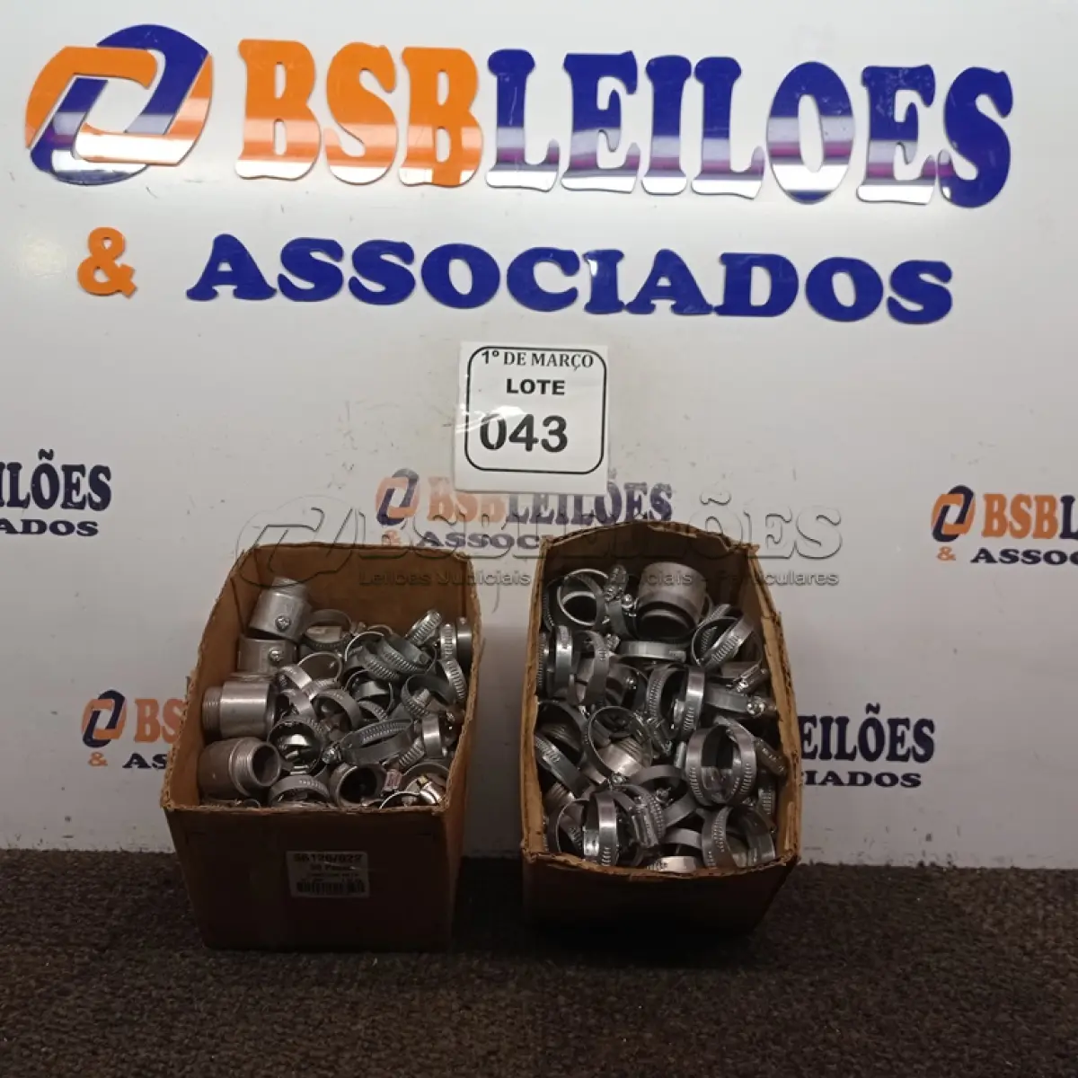 LOTE 043 - 01 LOTE COM GRANDE QUANTIDADE DE BRAÇADEIRAS E VÁRIOS CONECTORES RETO. (NOVO) (NO ESTADO) ATENÇÃO! FAZER A VISITAÇÃO ANTES DE ARREMATAR, NÃO SABEMOS SE FUNCIONA. LEILÃO NÃO TEM GARANTIA E NEM DEVOLUÇÃO, SUJEITO A POSSÍVEIS AVARIAS VISÍVEIS/OCULTAS E/OU AUSÊNCIA DE COMPONENTES.