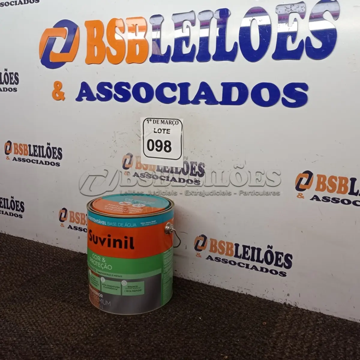 LOTE 098 - 01 LATA DE TINTA ESMALTE PARA MADEIRAS E METAIS NA COR BRILHANTE VERMELHO DE 3,6L MARCA SUVINIL. (NOVO) (NO ESTADO) ATENÇÃO! FAZER A VISITAÇÃO ANTES DE ARREMATAR, NÃO SABEMOS SE FUNCIONA. LEILÃO NÃO TEM GARANTIA E NEM DEVOLUÇÃO, SUJEITO A POSSÍVEIS AVARIAS VISÍVEIS/OCULTAS E/OU AUSÊNCIA DE COMPONENTES.