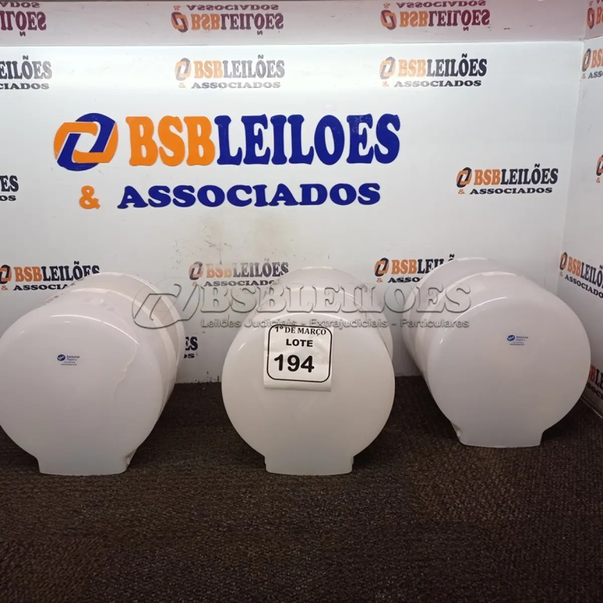 LOTE 194 - 06 DISPENSES DE PAPEL. (NO ESTADO) ATENÇÃO! FAZER A VISITAÇÃO ANTES DE ARREMATAR, NÃO SABEMOS SE FUNCIONA. LEILÃO NÃO TEM GARANTIA E NEM DEVOLUÇÃO, SUJEITO A POSSÍVEIS AVARIAS VISÍVEIS/OCULTAS E/OU AUSÊNCIA DE COMPONENTES.