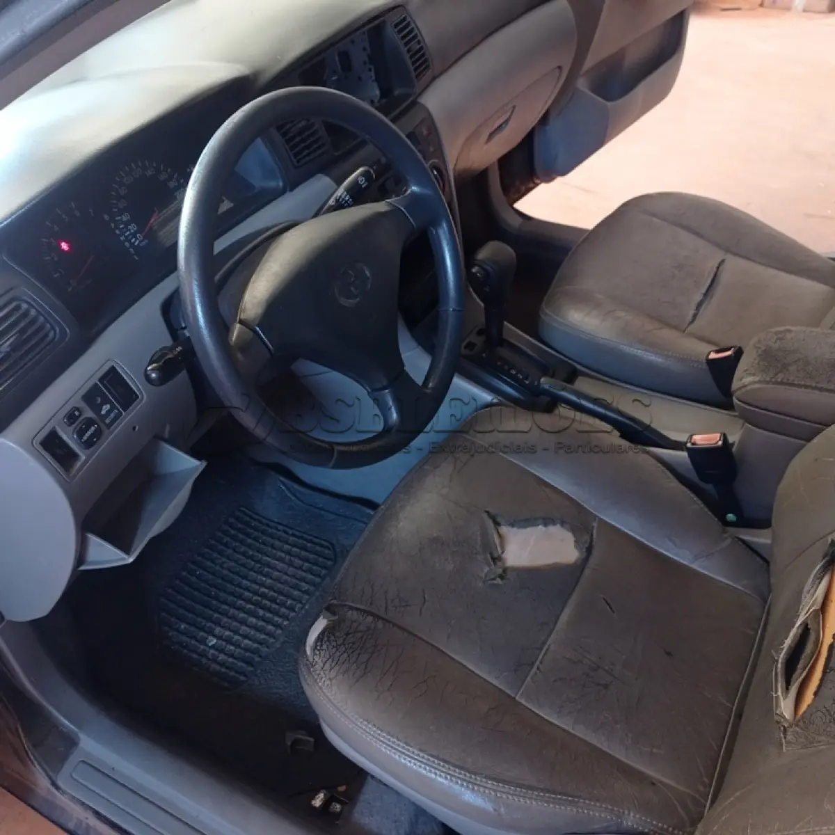 LOTE 485 - 01 TOYOTA COROLLA XLI16VVT A GASOLINA; ANO 2005/2005 NA COR PRETA.VIDROS TRASEIROS NÃO FUNCIONA. (MULTA DE 84,00) (NO ESTADO)