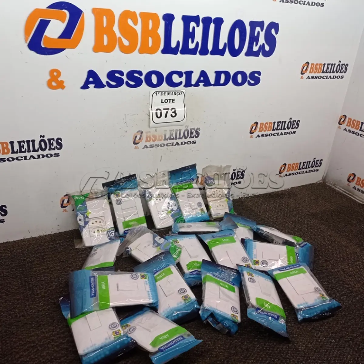 LOTE 073 - 01 LOTE COM APROXIMADAMENTE 20 INTERRUPTORES. (NOVO) (NO ESTADO) ATENÇÃO! FAZER A VISITAÇÃO ANTES DE ARREMATAR, NÃO SABEMOS SE FUNCIONA. LEILÃO NÃO TEM GARANTIA E NEM DEVOLUÇÃO, SUJEITO A POSSÍVEIS AVARIAS VISÍVEIS/OCULTAS E/OU AUSÊNCIA DE COMPONENTES.