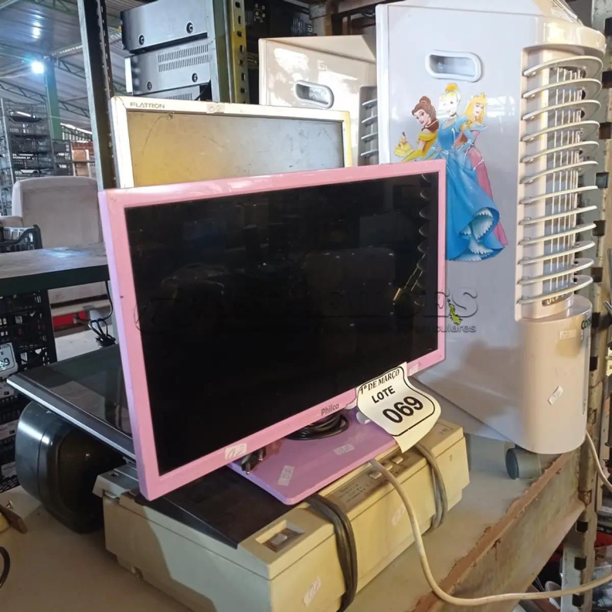 LOTE 069 - 02 MONITORES, SENDO 01 MARCA PHILCO E 01 LG, 02 BALANÇAS, 01 RADIO STÉREO DIGITAL MARCA CCE, 01 IMPRESSORA MATRICIAL E 02 UMIDIFICADORES MARCA CONSUL. (NO ESTADO) ATENÇÃO! FAZER A VISITAÇÃO ANTES DE ARREMATAR, NÃO SABEMOS SE FUNCIONA. LEILÃO NÃO TEM GARANTIA E NEM DEVOLUÇÃO, SUJEITO A POSSÍVEIS AVARIAS VISÍVEIS/OCULTAS E/OU AUSÊNCIA DE COMPONENTES.