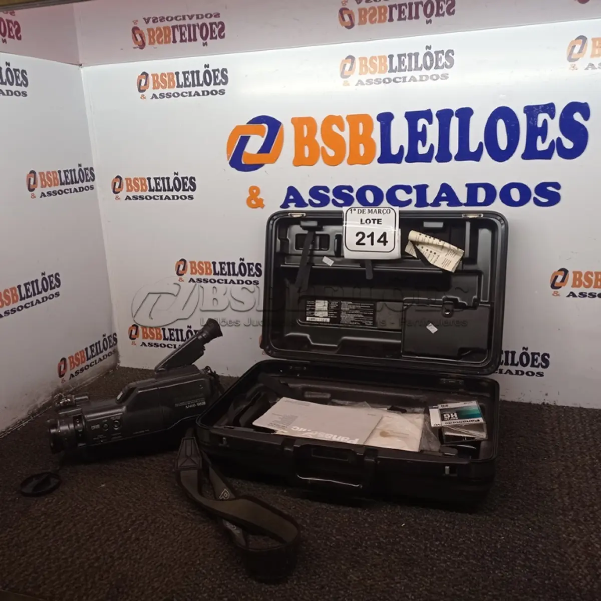 LOTE 214 - 01 FILMADORA VHS PANASONIC. ANTIGA. (NO ESTADO) ATENÇÃO! FAZER A VISITAÇÃO ANTES DE ARREMATAR, NÃO SABEMOS SE FUNCIONA. LEILÃO NÃO TEM GARANTIA E NEM DEVOLUÇÃO, SUJEITO A POSSÍVEIS AVARIAS VISÍVEIS/OCULTAS E/OU AUSÊNCIA DE COMPONENTES.