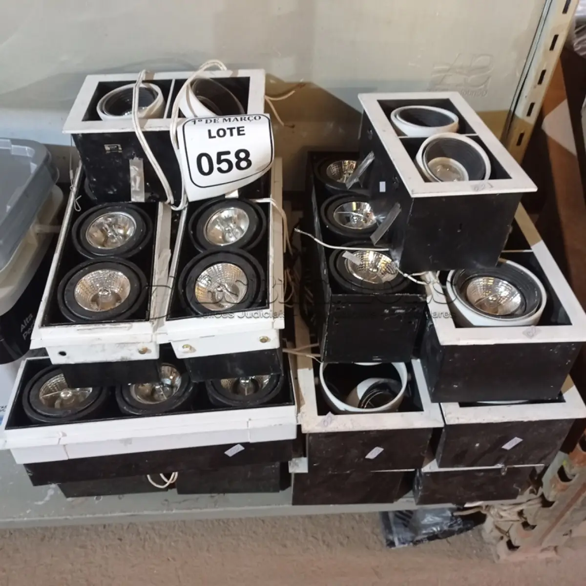 LOTE 058 - 01 LOTE COM LUMINÁRIAS DE EMBUTIR. (NO ESTADO) ATENÇÃO! FAZER A VISITAÇÃO ANTES DE ARREMATAR, NÃO SABEMOS SE FUNCIONA. LEILÃO NÃO TEM GARANTIA E NEM DEVOLUÇÃO, SUJEITO A POSSÍVEIS AVARIAS VISÍVEIS/OCULTAS E/OU AUSÊNCIA DE COMPONENTES.