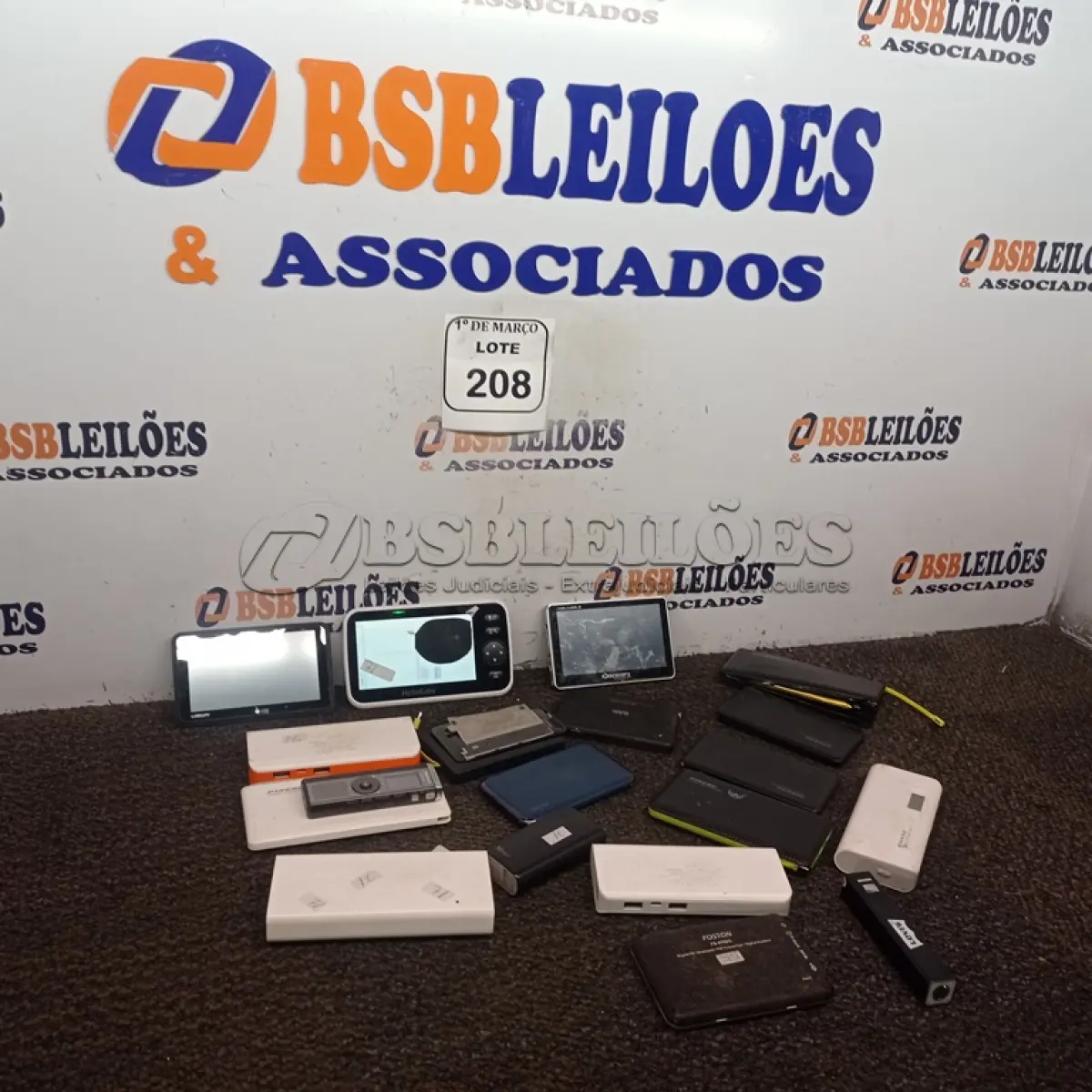 LOTE 208 - 01 CAIXA COM BATERIAS PORTÁTEIS E GPS. (NO ESTADO) ATENÇÃO! FAZER A VISITAÇÃO ANTES DE ARREMATAR, NÃO SABEMOS SE FUNCIONA. LEILÃO NÃO TEM GARANTIA E NEM DEVOLUÇÃO, SUJEITO A POSSÍVEIS AVARIAS VISÍVEIS/OCULTAS E/OU AUSÊNCIA DE COMPONENTES.
