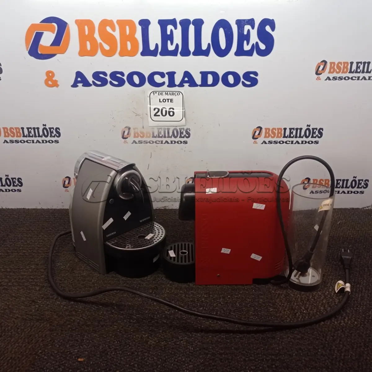 LOTE 206 - 02 CAFETEIRAS DE CÁPSULAS DIVERSAS. (NO ESTADO) ATENÇÃO! FAZER A VISITAÇÃO ANTES DE ARREMATAR, NÃO SABEMOS SE FUNCIONA. LEILÃO NÃO TEM GARANTIA E NEM DEVOLUÇÃO, SUJEITO A POSSÍVEIS AVARIAS VISÍVEIS/OCULTAS E/OU AUSÊNCIA DE COMPONENTES.