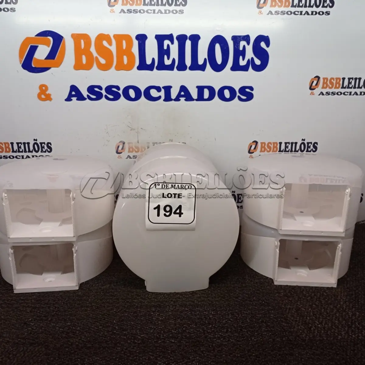 LOTE 194 - 06 DISPENSES DE PAPEL. (NO ESTADO) ATENÇÃO! FAZER A VISITAÇÃO ANTES DE ARREMATAR, NÃO SABEMOS SE FUNCIONA. LEILÃO NÃO TEM GARANTIA E NEM DEVOLUÇÃO, SUJEITO A POSSÍVEIS AVARIAS VISÍVEIS/OCULTAS E/OU AUSÊNCIA DE COMPONENTES.