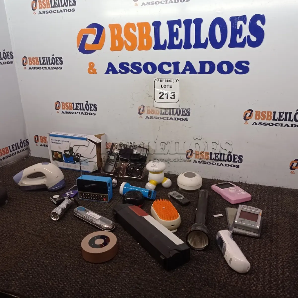 LOTE 213 - 01 CAIXA COM MASSAGEADOR ELÉTRICO, LANTERNAS, ADESTRADOR ELÉTRICO PARA CÃES, SOM.   (NO ESTADO) ATENÇÃO! FAZER A VISITAÇÃO ANTES DE ARREMATAR, NÃO SABEMOS SE FUNCIONA. LEILÃO NÃO TEM GARANTIA E NEM DEVOLUÇÃO, SUJEITO A POSSÍVEIS AVARIAS VISÍVEIS/OCULTAS E/OU AUSÊNCIA DE COMPONENTES.