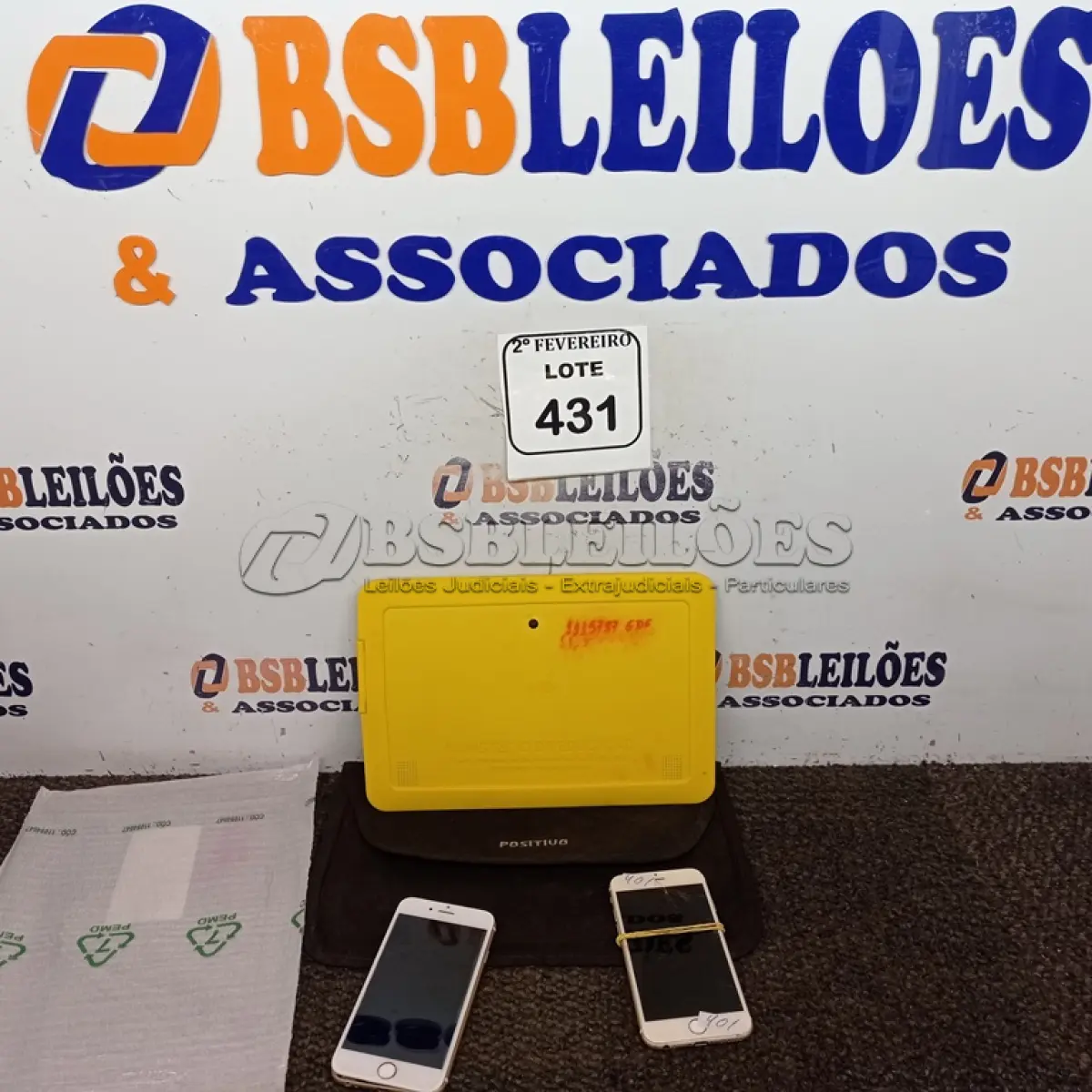 LOTE 431 - 01 TABLET POSITIVO E 02 CELULARES IPHONE COM AVARIA PARA RETIRADA DE PEÇAS. (NO ESTADO) ATENÇÃO! FAZER A VISITAÇÃO ANTES DE ARREMATAR, NÃO SABEMOS SE FUNCIONA. LEILÃO NÃO TEM GARANTIA E NEM DEVOLUÇÃO, SUJEITO A POSSÍVEIS AVARIAS VISÍVEIS/OCULTAS E/OU AUSÊNCIA DE COMPONENTES.