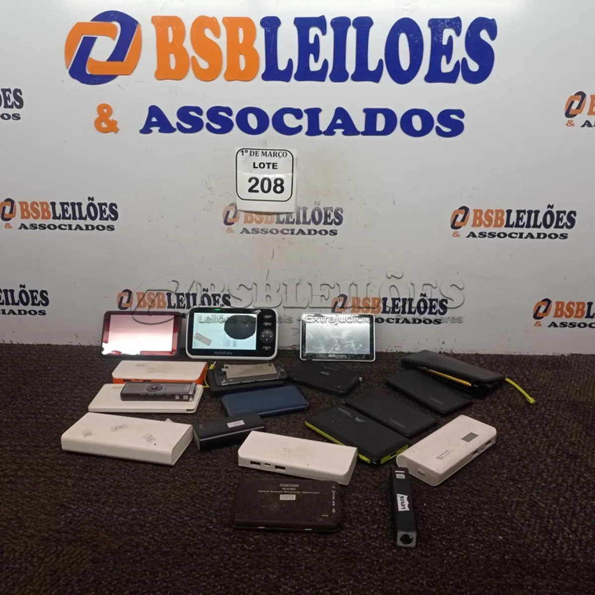 LOTE 208 - 01 CAIXA COM BATERIAS PORTÁTEIS E GPS. (NO ESTADO) ATENÇÃO! FAZER A VISITAÇÃO ANTES DE ARREMATAR, NÃO SABEMOS SE FUNCIONA. LEILÃO NÃO TEM GARANTIA E NEM DEVOLUÇÃO, SUJEITO A POSSÍVEIS AVARIAS VISÍVEIS/OCULTAS E/OU AUSÊNCIA DE COMPONENTES.