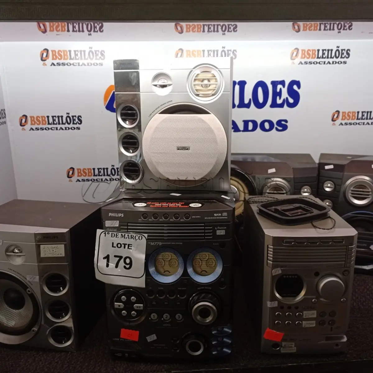 LOTE 179 - 02 APARELHOS DE SOM COMPLETOS MARCA PHILCO. (NO ESTADO) ATENÇÃO! FAZER A VISITAÇÃO ANTES DE ARREMATAR, NÃO SABEMOS SE FUNCIONA. LEILÃO NÃO TEM GARANTIA E NEM DEVOLUÇÃO, SUJEITO A POSSÍVEIS AVARIAS VISÍVEIS/OCULTAS E/OU AUSÊNCIA DE COMPONENTES.