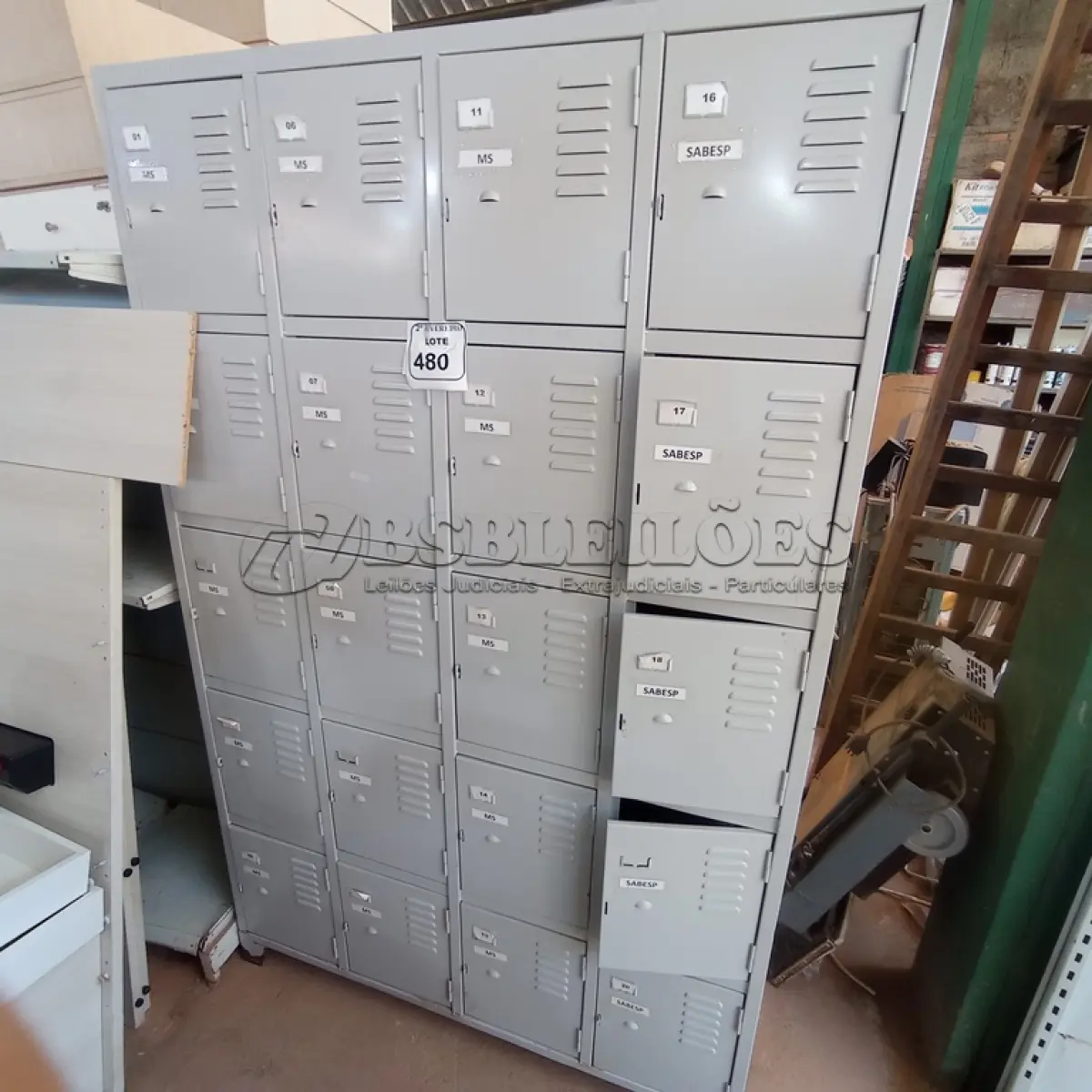 LOTE 480 - 01 ARMÁRIO EM AÇO ROUPEIRO COM 20 PORTAS. (NO ESTADO) ATENÇÃO! FAZER A VISITAÇÃO ANTES DE ARREMATAR, NÃO SABEMOS SE FUNCIONA. LEILÃO NÃO TEM GARANTIA E NEM DEVOLUÇÃO, SUJEITO A POSSÍVEIS AVARIAS VISÍVEIS/OCULTAS E/OU AUSÊNCIA DE COMPONENTES.