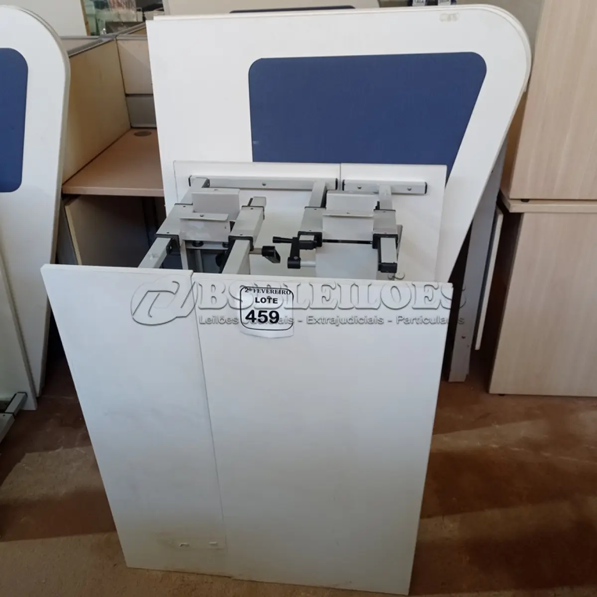 LOTE 459 - 02 MESAS COM REGULAGEM DE ALTURA MANUAL E 3 LATERAIS EM MADEIRA PRA BAIA. (NO ESTADO) ATENÇÃO! FAZER A VISITAÇÃO ANTES DE ARREMATAR, NÃO SABEMOS SE FUNCIONA. LEILÃO NÃO TEM GARANTIA E NEM DEVOLUÇÃO, SUJEITO A POSSÍVEIS AVARIAS VISÍVEIS/OCULTAS E/OU AUSÊNCIA DE COMPONENTES.