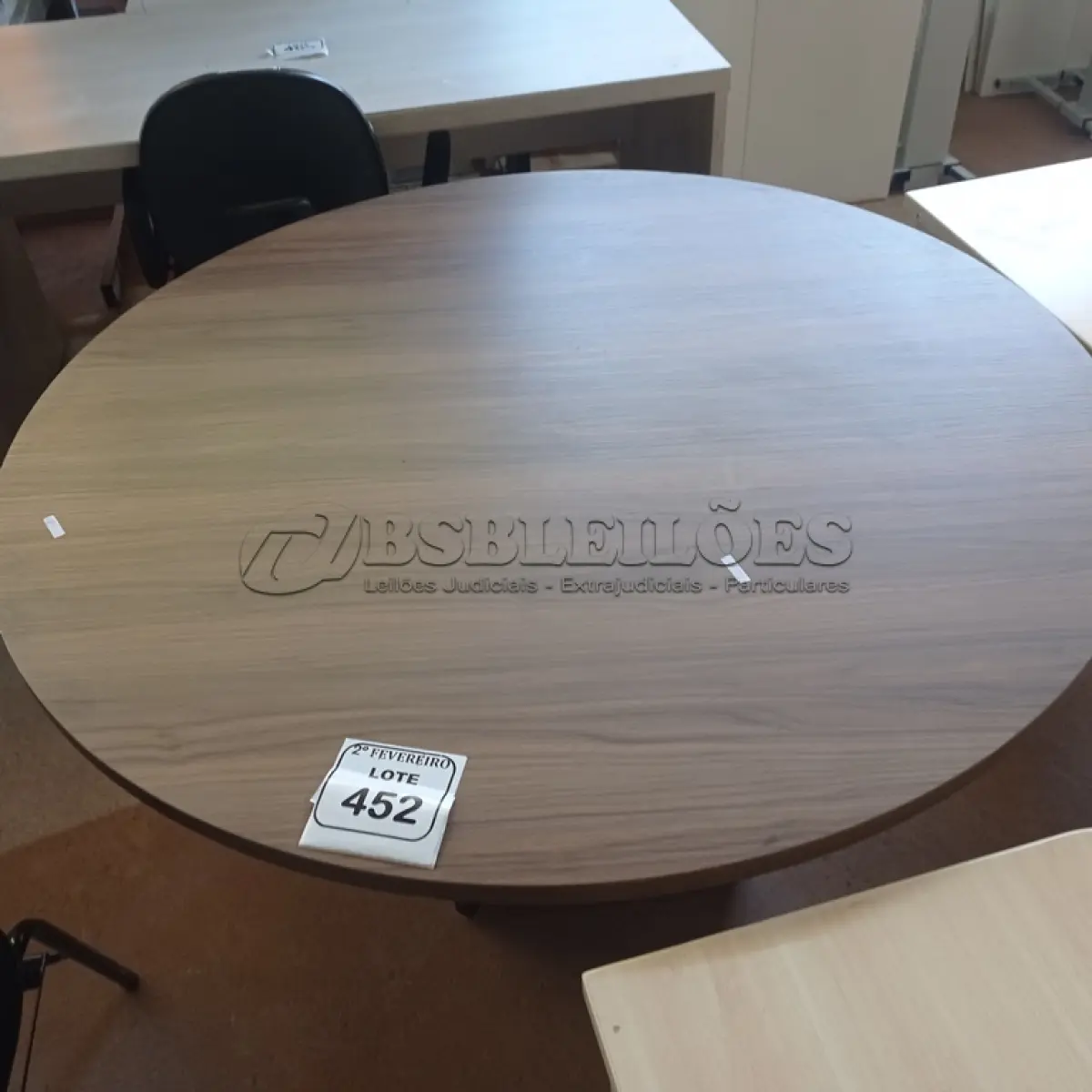 LOTE 452 - 01 MESA EM MADEIRA COM TAMPO REDONDO. (NO ESTADO) ATENÇÃO! FAZER A VISITAÇÃO ANTES DE ARREMATAR, NÃO SABEMOS SE FUNCIONA. LEILÃO NÃO TEM GARANTIA E NEM DEVOLUÇÃO, SUJEITO A POSSÍVEIS AVARIAS VISÍVEIS/OCULTAS E/OU AUSÊNCIA DE COMPONENTES.