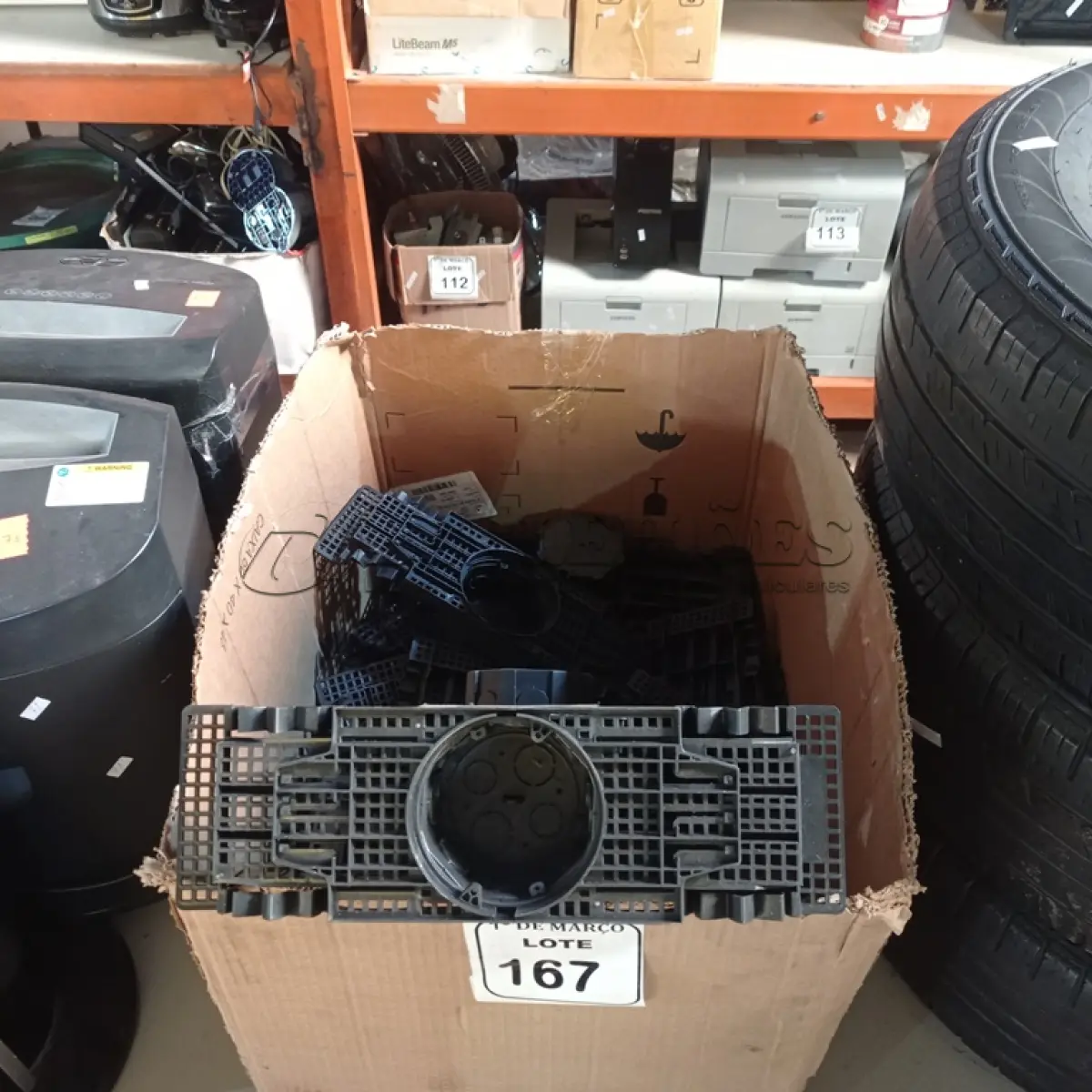 LOTE 167 - 01 LOTE COM CAIXAS DE LUZ PARA LAJOTA. (NOVO) (NO ESTADO) ATENÇÃO! FAZER A VISITAÇÃO ANTES DE ARREMATAR, NÃO SABEMOS SE FUNCIONA. LEILÃO NÃO TEM GARANTIA E NEM DEVOLUÇÃO, SUJEITO A POSSÍVEIS AVARIAS VISÍVEIS/OCULTAS E/OU AUSÊNCIA DE COMPONENTES.