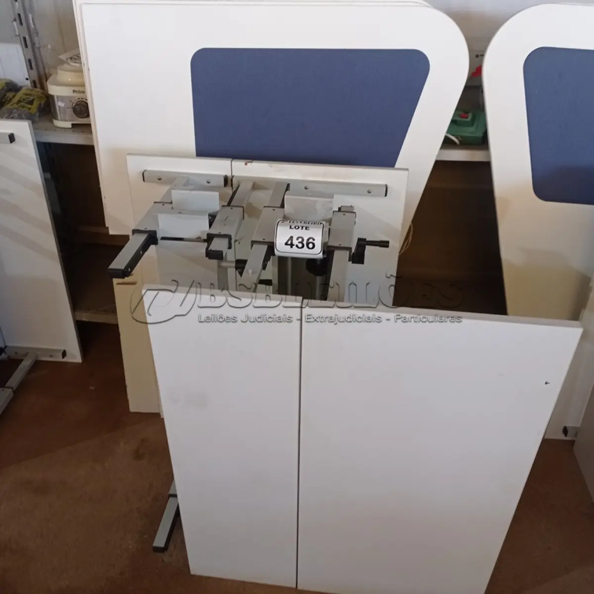 LOTE 436 - 02 MESAS COM REGULAGEM DE ALTURA MANUAL E 3 LATERAIS EM MADEIRA PRA BAIA. (NO ESTADO) ATENÇÃO! FAZER A VISITAÇÃO ANTES DE ARREMATAR, NÃO SABEMOS SE FUNCIONA. LEILÃO NÃO TEM GARANTIA E NEM DEVOLUÇÃO, SUJEITO A POSSÍVEIS AVARIAS VISÍVEIS/OCULTAS E/OU AUSÊNCIA DE COMPONENTES.