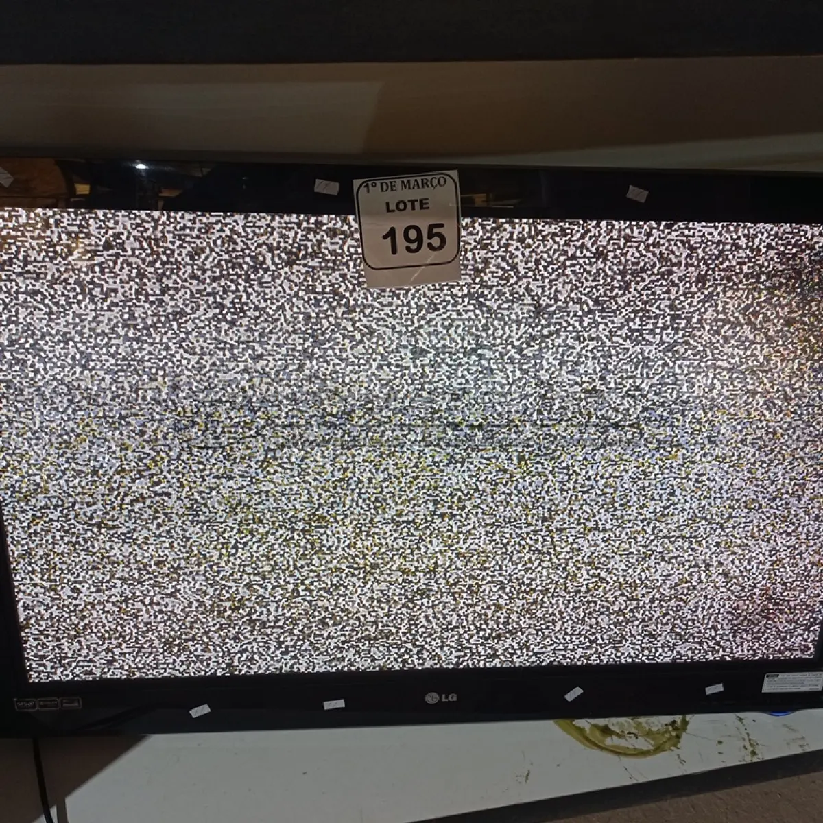 LOTE 195 - 01 TV 42 “MARCA LG COM PE. (NO ESTADO) ATENÇÃO! FAZER A VISITAÇÃO ANTES DE ARREMATAR, NÃO SABEMOS SE FUNCIONA. LEILÃO NÃO TEM GARANTIA E NEM DEVOLUÇÃO, SUJEITO A POSSÍVEIS AVARIAS VISÍVEIS/OCULTAS E/OU AUSÊNCIA DE COMPONENTES.