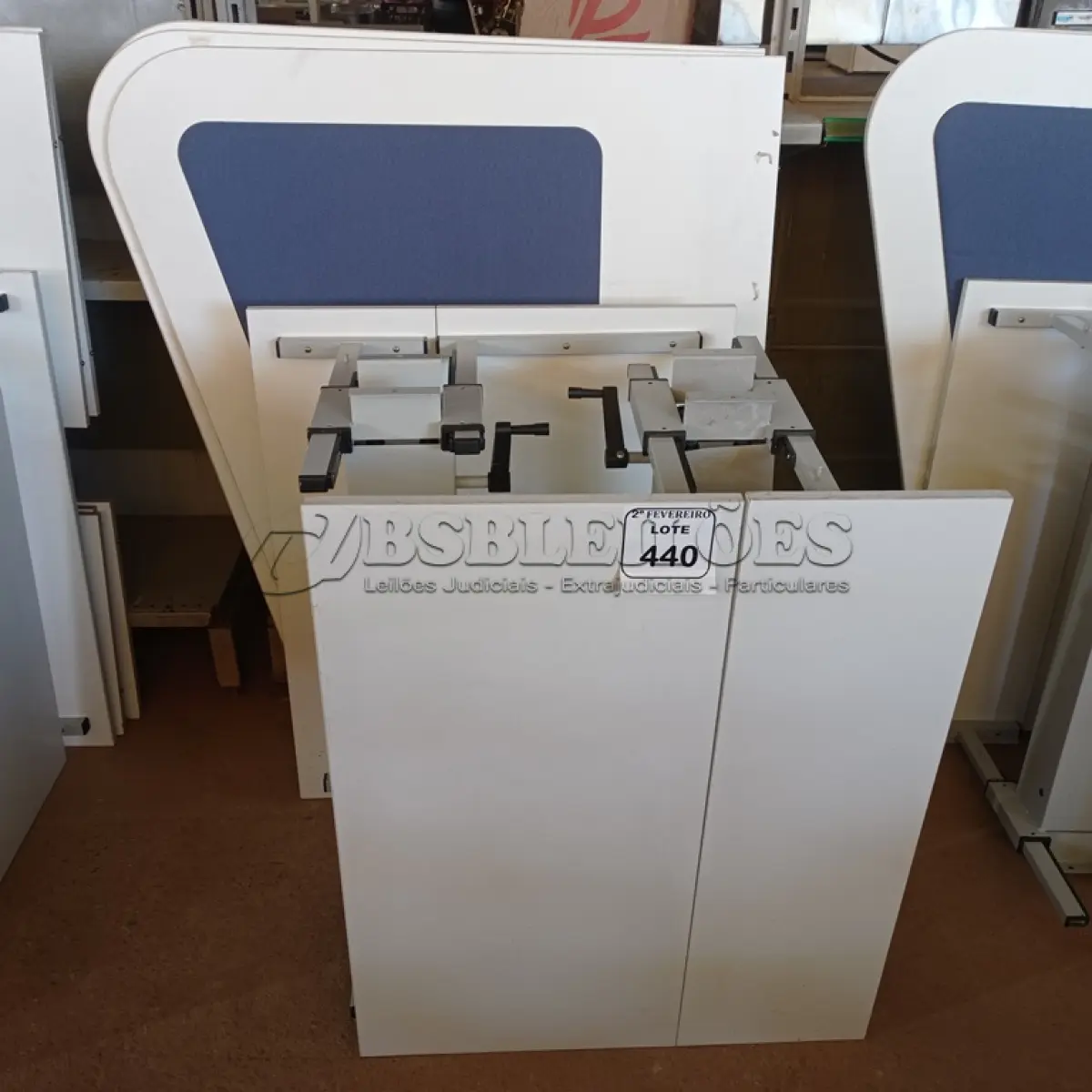 LOTE 440 - 02 MESAS COM REGULAGEM DE ALTURA MANUAL E 3 LATERAIS EM MADEIRA PRA BAIA. (NO ESTADO) ATENÇÃO! FAZER A VISITAÇÃO ANTES DE ARREMATAR, NÃO SABEMOS SE FUNCIONA. LEILÃO NÃO TEM GARANTIA E NEM DEVOLUÇÃO, SUJEITO A POSSÍVEIS AVARIAS VISÍVEIS/OCULTAS E/OU AUSÊNCIA DE COMPONENTES.