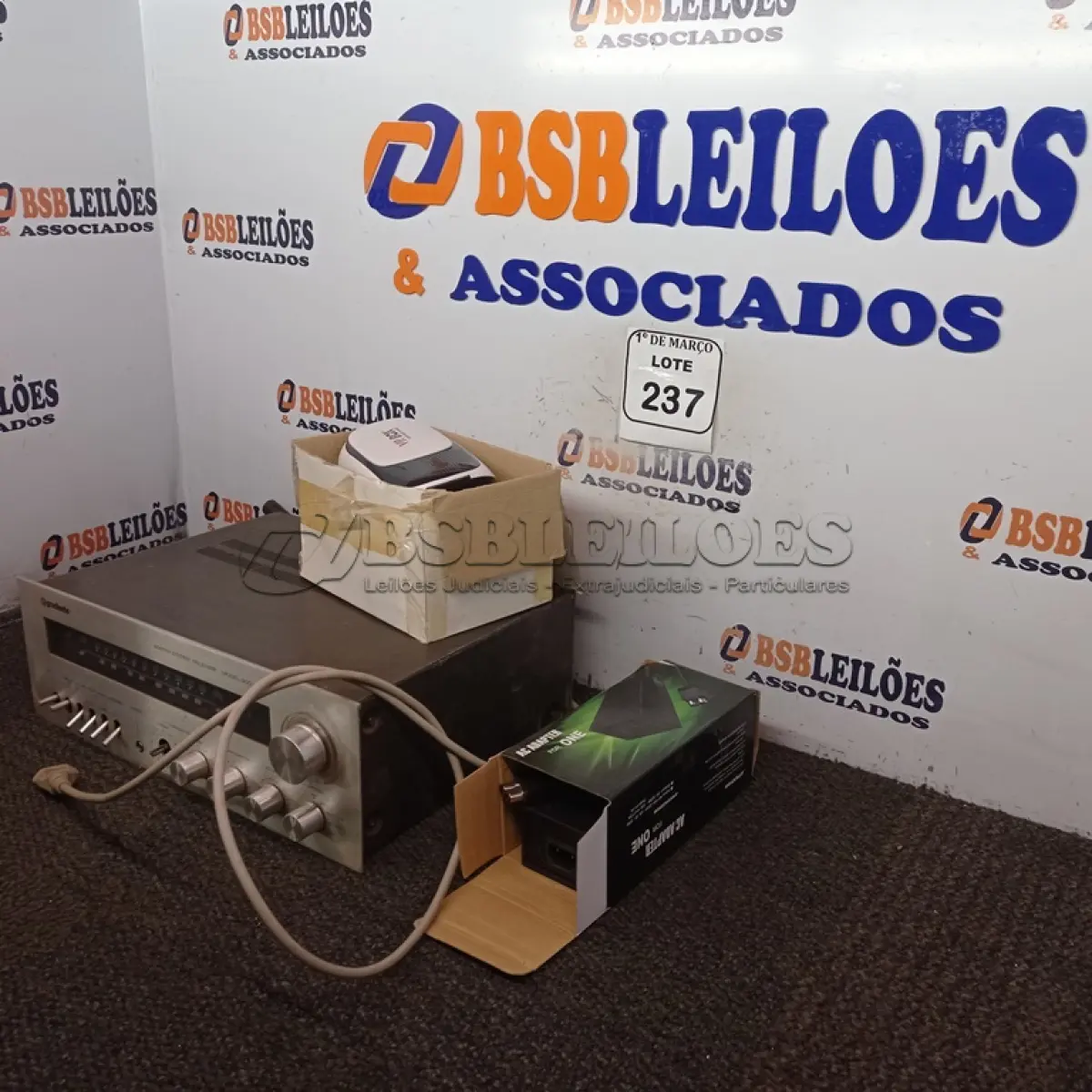 LOTE 237 - 01 RECEIVER STÉREO AM/FM GRADIENTE E 0101 FONTE PARA VÍDEO GAME XBOX. (NO ESTADO) ATENÇÃO! FAZER A VISITAÇÃO ANTES DE ARREMATAR, NÃO SABEMOS SE FUNCIONA. LEILÃO NÃO TEM GARANTIA E NEM DEVOLUÇÃO, SUJEITO A POSSÍVEIS AVARIAS VISÍVEIS/OCULTAS E/OU AUSÊNCIA DE COMPONENTES.